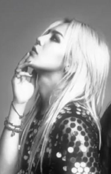 D4DDYDRAG0N's tweet photo. i can’t believe in 2026 i still could find a pic about THE iconic GD photoshoot that i’ve never seen before https://t.co/Jrh0amt6iY