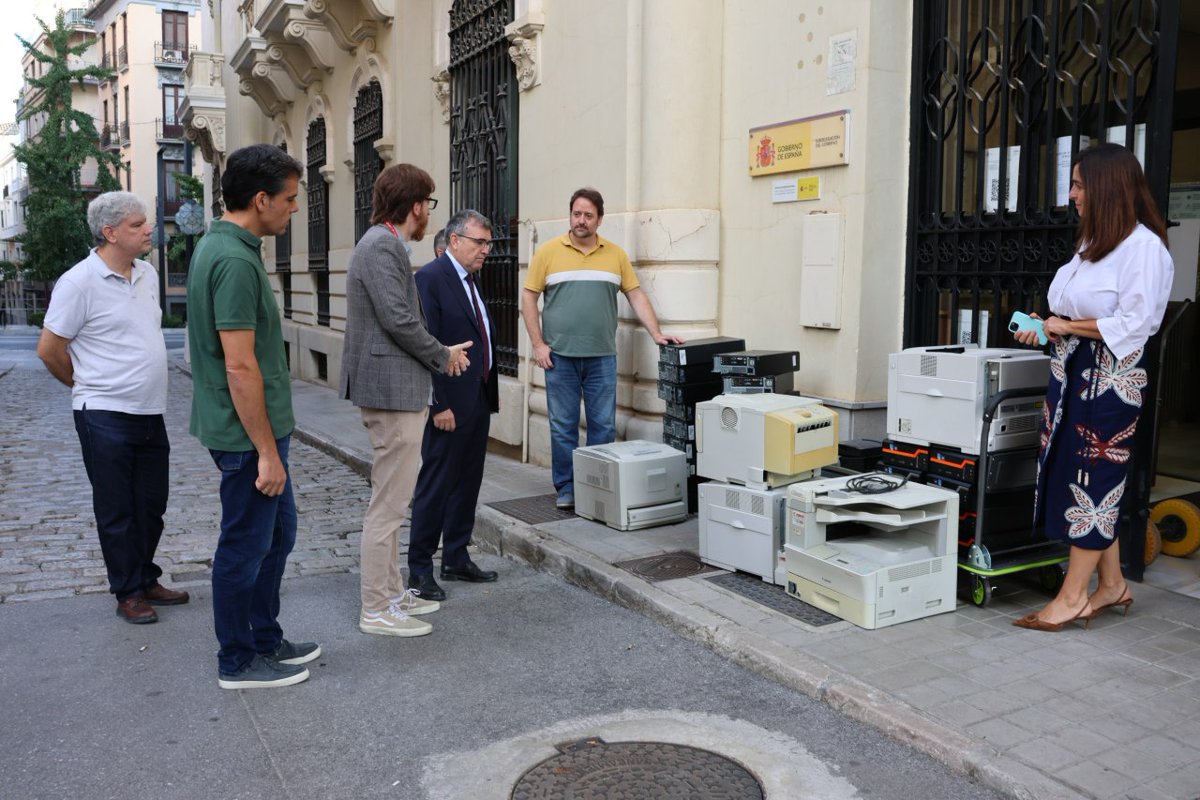 OSLUGR's tweet photo. ♻️ ¡Estos equipos todavía tienen mucho que dar!
💻 La @SubGobGRA dona 240 equipos informáticos a la #OSL
🛠️ Los repararemos y prepararemos con software libre para que asociaciones y ONG puedan seguir usándolos
💚 ¡Gracias! https://t.co/lV9g7mbhbP