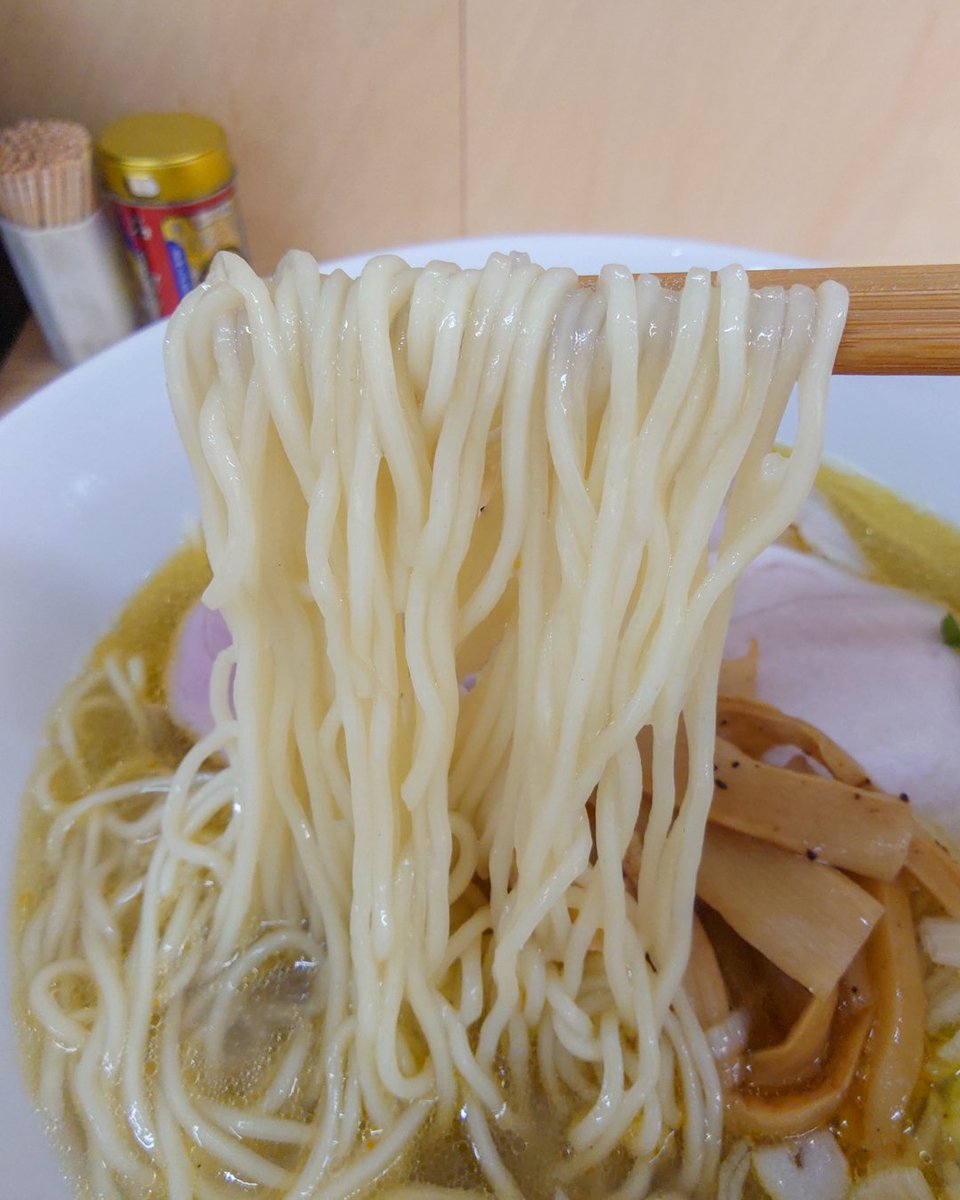 HARU_R110's tweet photo. 🍜 麺すけ

🗺️ 福岡県飯塚市堀池172-3  

☑️ 淡麗塩らぁめん

9月9日、同じ飯塚市の中心地近くに移転オープン🎉
屋号も『中華そば 麺すけ』から『麺すけ』へ。
夜になると、おばんざいも楽しめるお店に🍻 https://t.co/vJvcZbZHoR