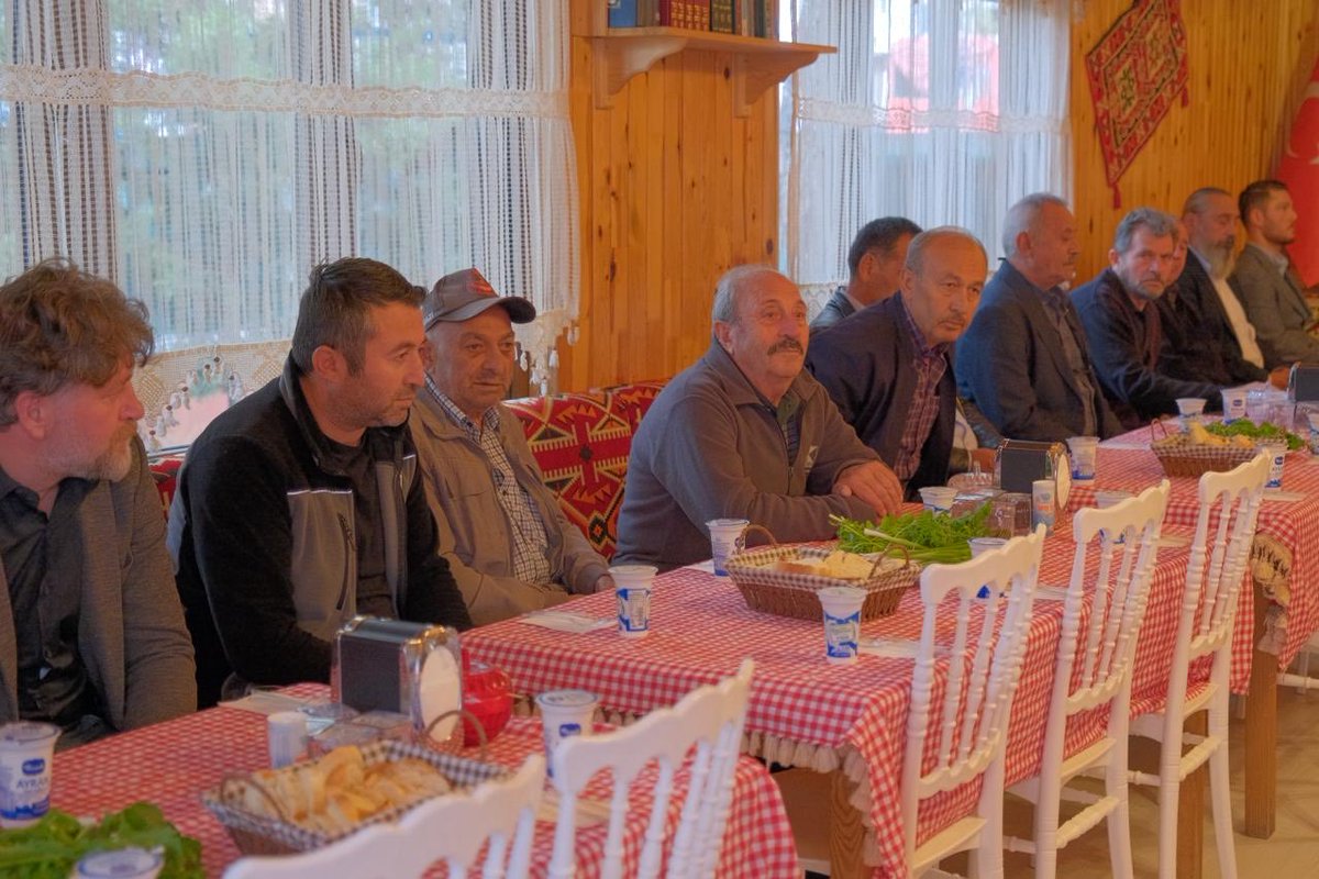 GazilerVakfi's tweet photo. GENEL MERKEZİMİZDE ANLAMLI BULUŞMA 

İçişleri Bakanlığı Bakan Yardımcısı Sayın Ali Çelik ve Ankara Aile ve Sosyal Hizmetler İl Müdürü Sayın Nevim Öz, vakfımızı ziyaret etti.

Genel Başkanımız Gazi Lokman Aylar ve yönetim kurulu üyelerimizin katıldığı görüşmede; şehit ailelerimiz ve gazilerimizin güncel talepleri, karşılaştıkları sorunlar ve bu konularda atılabilecek adımlar ele alındı.

Vakfımızın yürüttüğü çalışmalar ile önümüzdeki dönemde hayata geçirilmesi planlanan projelerin de değerlendirildiği görüşmede, kamu kurumları ve sivil toplum kuruluşları arasındaki iş birliğinin güçlendirilmesi konusunda karşılıklı görüş alışverişinde bulunuldu.

Nazik ziyaretleri ve değerli katkıları için Sayın Ali Çelik ve Sayın Nevim Öz’e teşekkür ediyoruz.