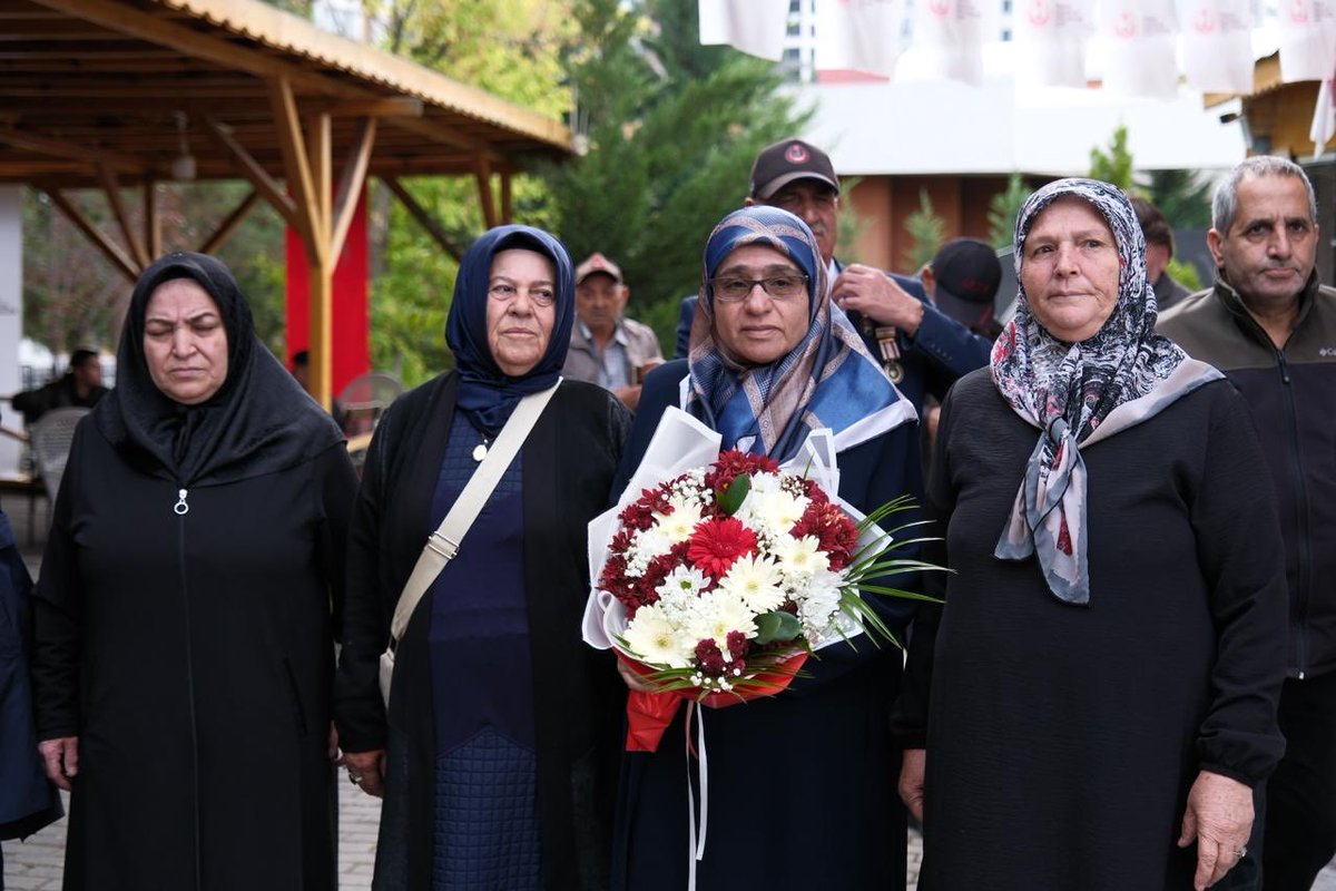 GazilerVakfi's tweet photo. GENEL MERKEZİMİZDE ANLAMLI BULUŞMA 

İçişleri Bakanlığı Bakan Yardımcısı Sayın Ali Çelik ve Ankara Aile ve Sosyal Hizmetler İl Müdürü Sayın Nevim Öz, vakfımızı ziyaret etti.

Genel Başkanımız Gazi Lokman Aylar ve yönetim kurulu üyelerimizin katıldığı görüşmede; şehit ailelerimiz ve gazilerimizin güncel talepleri, karşılaştıkları sorunlar ve bu konularda atılabilecek adımlar ele alındı.

Vakfımızın yürüttüğü çalışmalar ile önümüzdeki dönemde hayata geçirilmesi planlanan projelerin de değerlendirildiği görüşmede, kamu kurumları ve sivil toplum kuruluşları arasındaki iş birliğinin güçlendirilmesi konusunda karşılıklı görüş alışverişinde bulunuldu.

Nazik ziyaretleri ve değerli katkıları için Sayın Ali Çelik ve Sayın Nevim Öz’e teşekkür ediyoruz.