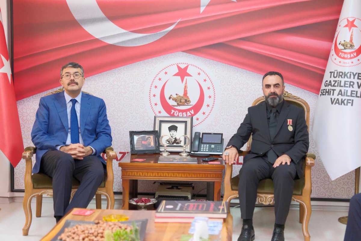 GazilerVakfi's tweet photo. GENEL MERKEZİMİZDE ANLAMLI BULUŞMA 

İçişleri Bakanlığı Bakan Yardımcısı Sayın Ali Çelik ve Ankara Aile ve Sosyal Hizmetler İl Müdürü Sayın Nevim Öz, vakfımızı ziyaret etti.

Genel Başkanımız Gazi Lokman Aylar ve yönetim kurulu üyelerimizin katıldığı görüşmede; şehit ailelerimiz ve gazilerimizin güncel talepleri, karşılaştıkları sorunlar ve bu konularda atılabilecek adımlar ele alındı.

Vakfımızın yürüttüğü çalışmalar ile önümüzdeki dönemde hayata geçirilmesi planlanan projelerin de değerlendirildiği görüşmede, kamu kurumları ve sivil toplum kuruluşları arasındaki iş birliğinin güçlendirilmesi konusunda karşılıklı görüş alışverişinde bulunuldu.

Nazik ziyaretleri ve değerli katkıları için Sayın Ali Çelik ve Sayın Nevim Öz’e teşekkür ediyoruz.