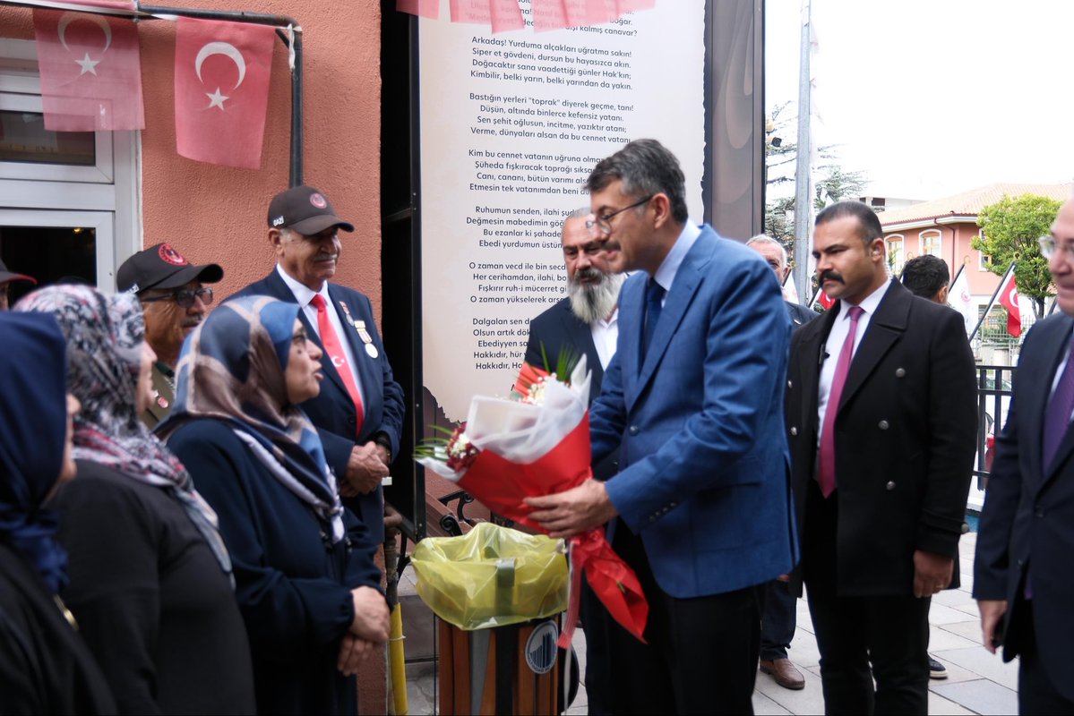 GazilerVakfi's tweet photo. GENEL MERKEZİMİZDE ANLAMLI BULUŞMA 

İçişleri Bakanlığı Bakan Yardımcısı Sayın Ali Çelik ve Ankara Aile ve Sosyal Hizmetler İl Müdürü Sayın Nevim Öz, vakfımızı ziyaret etti.

Genel Başkanımız Gazi Lokman Aylar ve yönetim kurulu üyelerimizin katıldığı görüşmede; şehit ailelerimiz ve gazilerimizin güncel talepleri, karşılaştıkları sorunlar ve bu konularda atılabilecek adımlar ele alındı.

Vakfımızın yürüttüğü çalışmalar ile önümüzdeki dönemde hayata geçirilmesi planlanan projelerin de değerlendirildiği görüşmede, kamu kurumları ve sivil toplum kuruluşları arasındaki iş birliğinin güçlendirilmesi konusunda karşılıklı görüş alışverişinde bulunuldu.

Nazik ziyaretleri ve değerli katkıları için Sayın Ali Çelik ve Sayın Nevim Öz’e teşekkür ediyoruz.