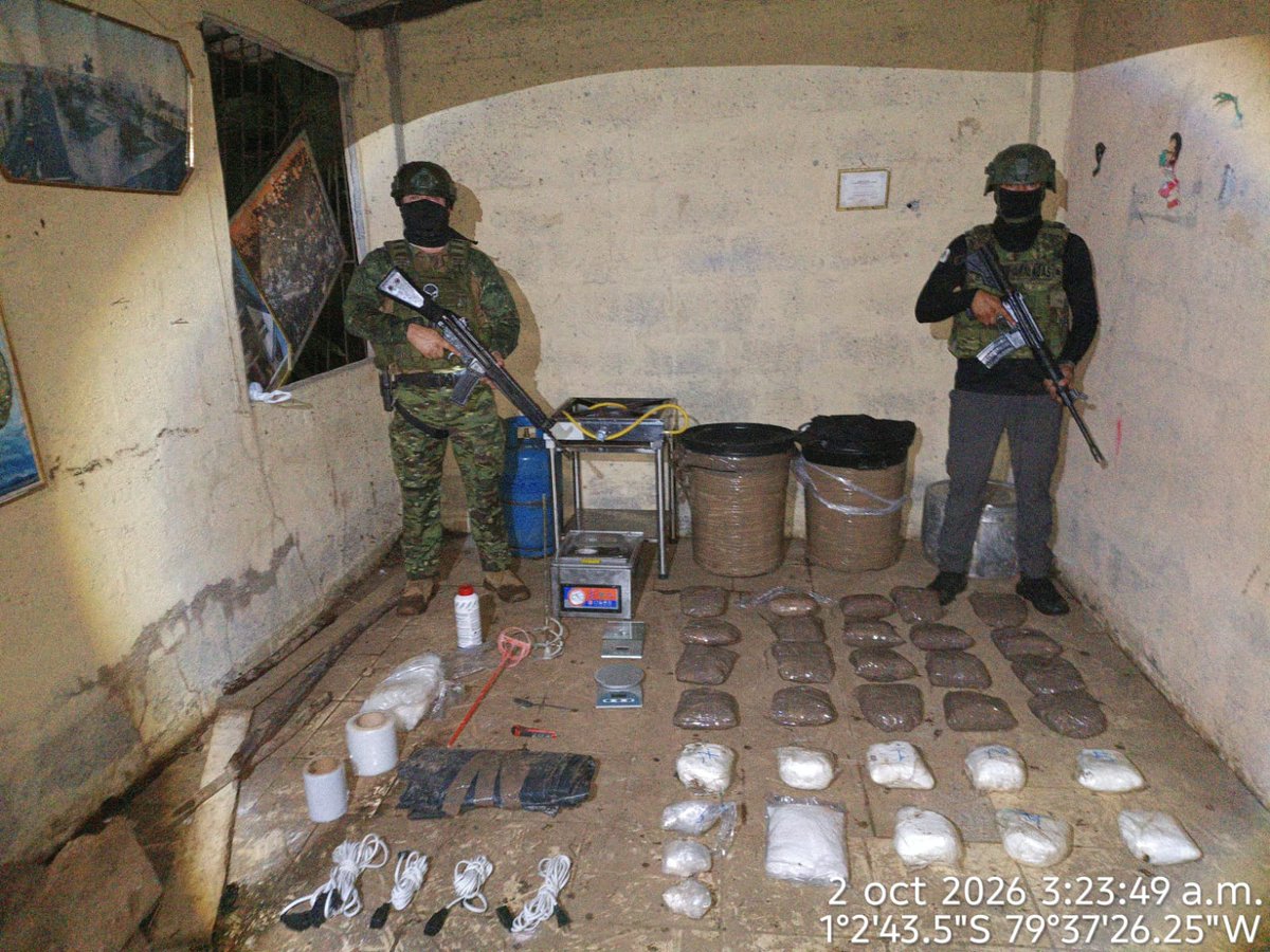 FFAAECUADOR's tweet photo. #Guayas | Fuerzas Armadas del Ecuador, localizaron un laboratorio clandestino y decomisaron aprox. 35 kg de pasta base de cocaína y 11 kg de clorhidrato de cocaína, además de equipos y materiales para su procesamiento.
#FFAAContigo #EcuadorUnaSolaFuerza https://t.co/628gekd6WX