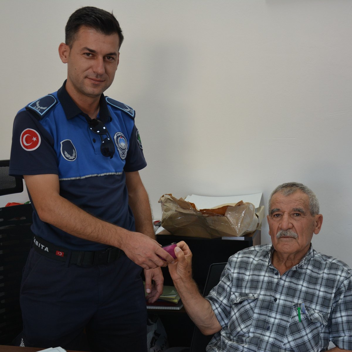 bosunatiklama's tweet photo. Manisa'da 74 yaşındaki Ahmet amca, bulduğu 400 bin TL'lik altını zabıtaya teslim etti.

"Allah kimseyi böyle imtihanlarla sınamasın." https://t.co/EYxuvLP3Td