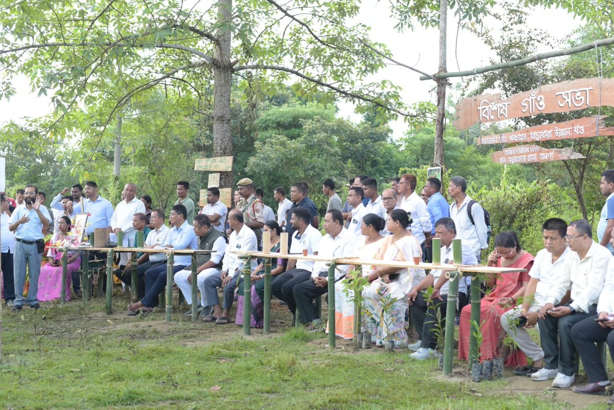 cprdassam's tweet photo. At the #SpecialGramSabha in Maghuwahola, Dhemaji, 530+ people came together, with 66% women and 29% youth participation. 

Over 500 took the Swachhata Pledge. The Sabha proposed a 1,000+ bigha Community Forest and stronger forest conservation through VGPP &amp; GPDP. https://t.co/nOuXcYwHQo