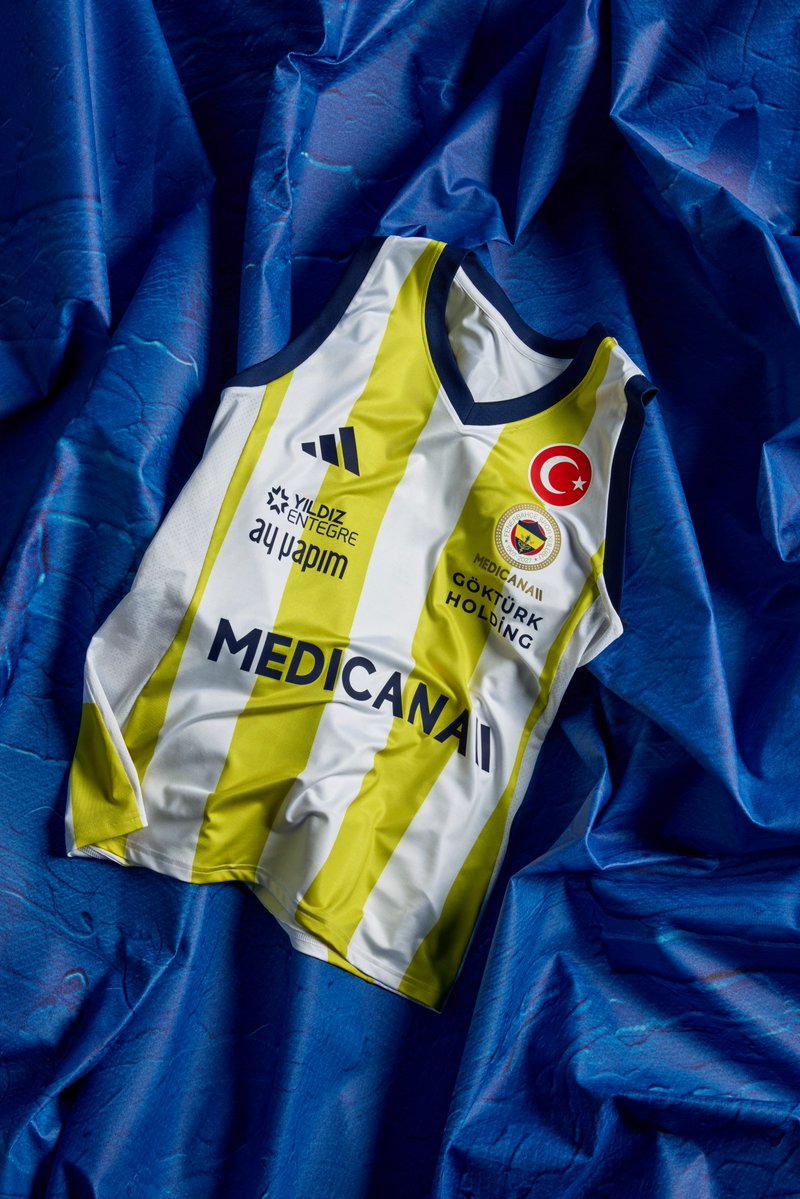 FBvoleybol's tweet photo. Her sette aynı coşku, her sayıda aynı mücadele. 

Fenerbahçe Voleybol 26/27 Kadın Beyaz formasını keşfet.​  

#BuFormaFenerbahçedenYapıldı https://t.co/lzEmYUaWra