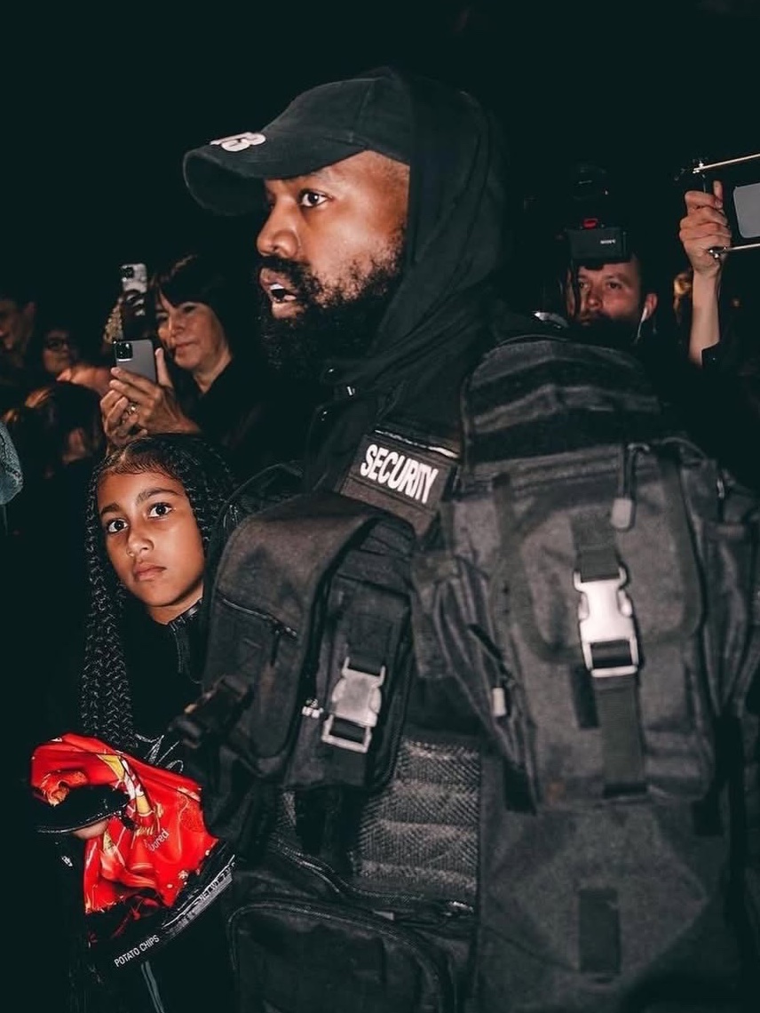 yeunrlsd's tweet photo. ON THIS DAY, 4 YEARS AGO:

Ye for Balenciaga SS23 (Paris Fashion Week)

Easily one of the Ye's hardest fit this decade btw https://t.co/Y3bE0jhtE1