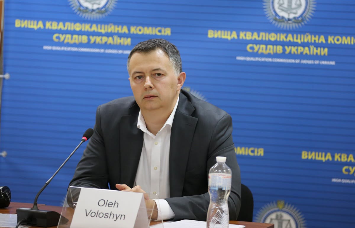 zer0corruption_'s tweet photo. На фото - адвокат Олег Волошин, який претендує на посаду судді Спеціалізованого окружного адміністративного суду. 

На співбесіді його запитали про походження коштів на квартиру площею 92,4 квадрати у Києві, придбану у 2013 році приблизно за 130 тисяч доларів. 

▪️ За словами кандидата, допомогла родина. Мовляв, його батько у 1984-1991 роках заробив 45 тисяч радянських рублів, які Волошин оцінив у 95 тисяч доларів.

Кандидат розповів, що у кінці 80-х за батько та його брат виїжджали за кордон, проте назвати країну, де можна було обміняти рублі, він не зміг.

Тобто де, коли, за яким курсом і в яких обсягах родина отримала 95 тисяч доларів та як зберегла їх до 2013 року - кандидат не пояснив. 

▪️ Ще одне джерело коштів - тітка. За словами Волошина, у грудні 2012 року вона продала квартиру, додала $10 тисяч заощаджень і подарувала близько 50 тисяч доларів матері кандидата. 

А далі мати нібито подарувала кошти синові. Договорів дарування, за його поясненнями, немає.

На співбесіді озвучили сукупний задекларований дохід батьків за 1998-2012 роки - 87 718 грн. Ці відомості не охоплюють радянських заробітків, але й не підтверджують історію про десятки тисяч доларів заощаджень.

▪️ Є питання й до доходів самого Волошина. За його поясненнями, з 2022 року власних офіційних доходів він не отримує, а сім’я живе за рахунок підприємницьких доходів дружини та соціальних виплат на дітей. 

При цьому у зверненні ЦПК згадані судові справи, в яких Волошин представляв інтереси фізосіб. На яких умовах він надавав правничу допомогу, чи отримував винагороду та як це узгоджується з відсутністю власних доходів? 

Як гадаєте, чи достатньо таких пояснень, щоб довірити кандидату посаду судді? Відповідь ВККС та Експертної ради побачимо за результатами голосування.