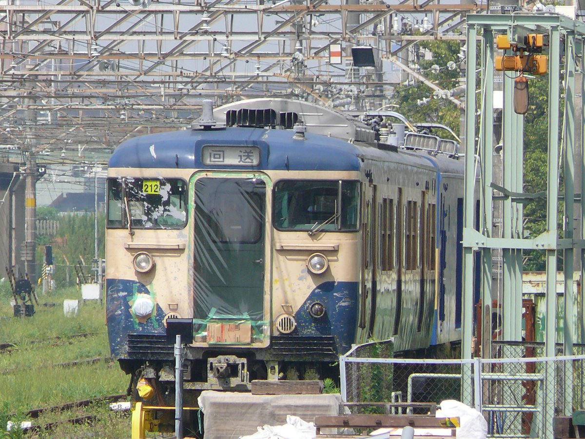 k5otsuzu9k1213's tweet photo. 内房線の君津に取り残されていたE235系が外房線経由で回送され、これで行き場を失っていた全ての編成が救出されたはずです。

編成の向きが変わるけど内外房どちらを回っても東京方面へ帰れる。という特性を生かした形となりましたが、11両の快速が循環運転というのはおそらく史上初。10両以上の長大編成も「循環急行」以来とかになるのではないでしょうか。
今回の様に長期間の運転見合わせが発生しないとまず運転される事は無いですからね。

そういえば以前踏切事故で車両側が大破した際、「自走不能だけど逆向きなら走れる」って事になり編成の向きが逆ですがなんとか幕張まで帰って来た・・・って事が数回あったと思います。

大赤字区間の内房線館山～安房鴨川は緊急事態で頼りになる事がある・・・と少しだけで良いのでぜひ褒めてあげてください。