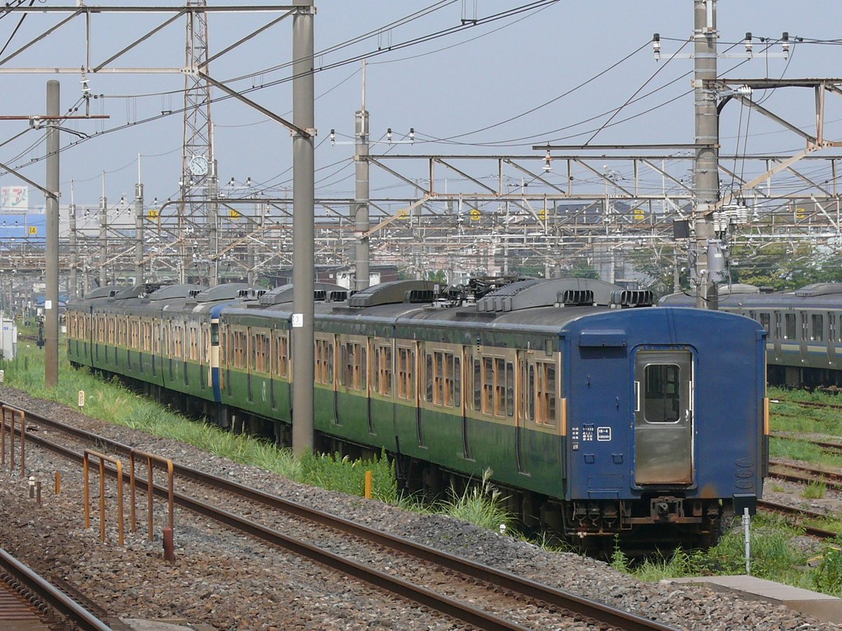 k5otsuzu9k1213's tweet photo. 内房線の君津に取り残されていたE235系が外房線経由で回送され、これで行き場を失っていた全ての編成が救出されたはずです。

編成の向きが変わるけど内外房どちらを回っても東京方面へ帰れる。という特性を生かした形となりましたが、11両の快速が循環運転というのはおそらく史上初。10両以上の長大編成も「循環急行」以来とかになるのではないでしょうか。
今回の様に長期間の運転見合わせが発生しないとまず運転される事は無いですからね。

そういえば以前踏切事故で車両側が大破した際、「自走不能だけど逆向きなら走れる」って事になり編成の向きが逆ですがなんとか幕張まで帰って来た・・・って事が数回あったと思います。

大赤字区間の内房線館山～安房鴨川は緊急事態で頼りになる事がある・・・と少しだけで良いのでぜひ褒めてあげてください。