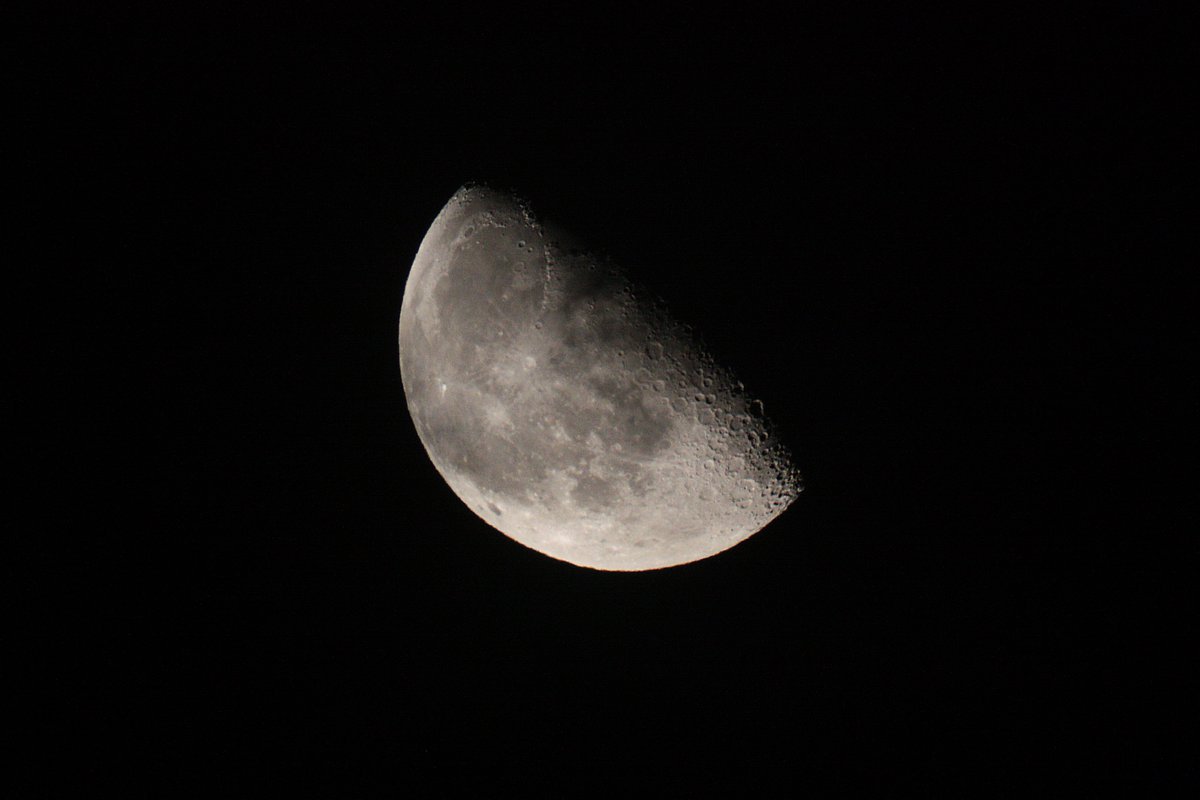 nekonekomaron's tweet photo. イマ月（2026/10/02 21:59）
部分的に厚い雲がかかっていますが何とか撮れました。
＃同じ月を見ている https://t.co/Xmugc0WD3h