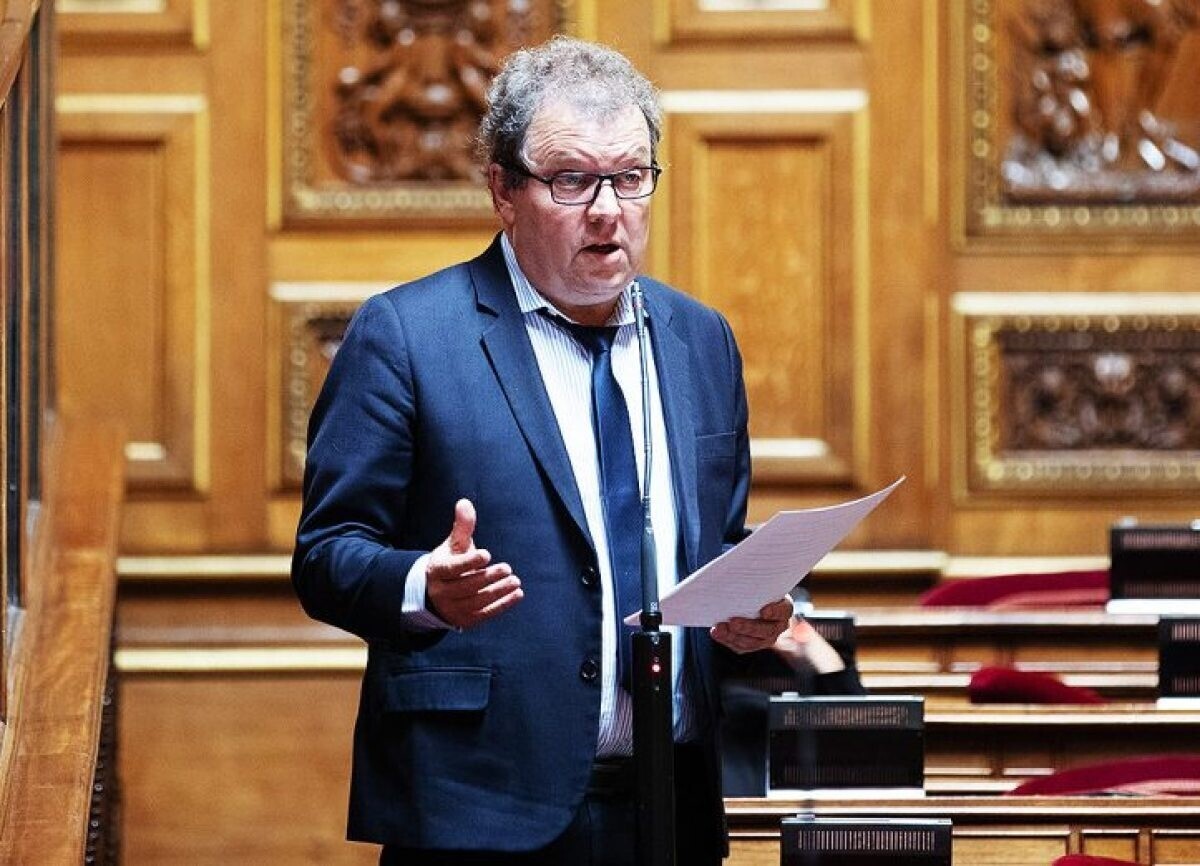 humanite_fr's tweet photo. Le sénateur communiste Pascal Savoldelli s’est vu refuser son droit de visite parlementaire auprès d’un lycéen de 15 ans placé en garde à vue.

🔴 Suivez en direct l’acte 3 du mouvement des lycéens
➡️ https://t.co/TXeu5dzTip https://t.co/WcRqtdm25m
