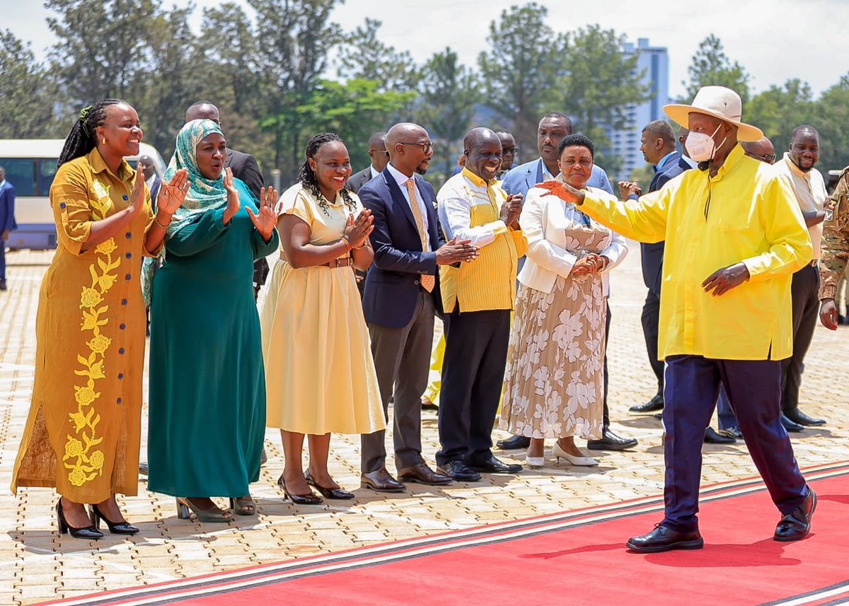 BunaBright's tweet photo. NRM National Chairman @KagutaMuseveni arrives at Kololo Independence Grounds to chair NRM Caucus
Received by party officials and SPA/PA Hajjat Hadijah Namyalo @ChiefMuzzukulu credited for championing his mighty return under the #TovaKuMain banner
#JajjaKwesiva2031
#ONCUpdates https://t.co/eCEQxaghNy