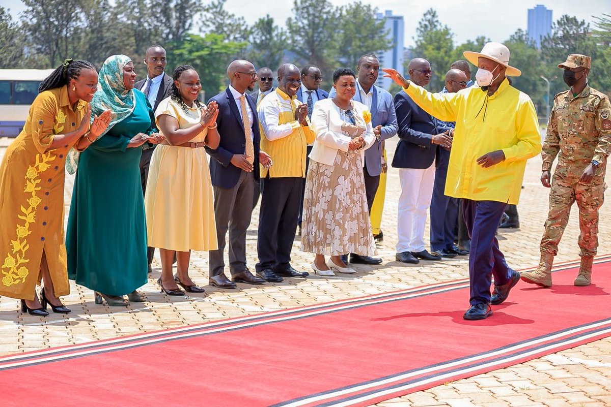 BunaBright's tweet photo. NRM National Chairman @KagutaMuseveni arrives at Kololo Independence Grounds to chair NRM Caucus
Received by party officials and SPA/PA Hajjat Hadijah Namyalo @ChiefMuzzukulu credited for championing his mighty return under the #TovaKuMain banner
#JajjaKwesiva2031
#ONCUpdates https://t.co/eCEQxaghNy