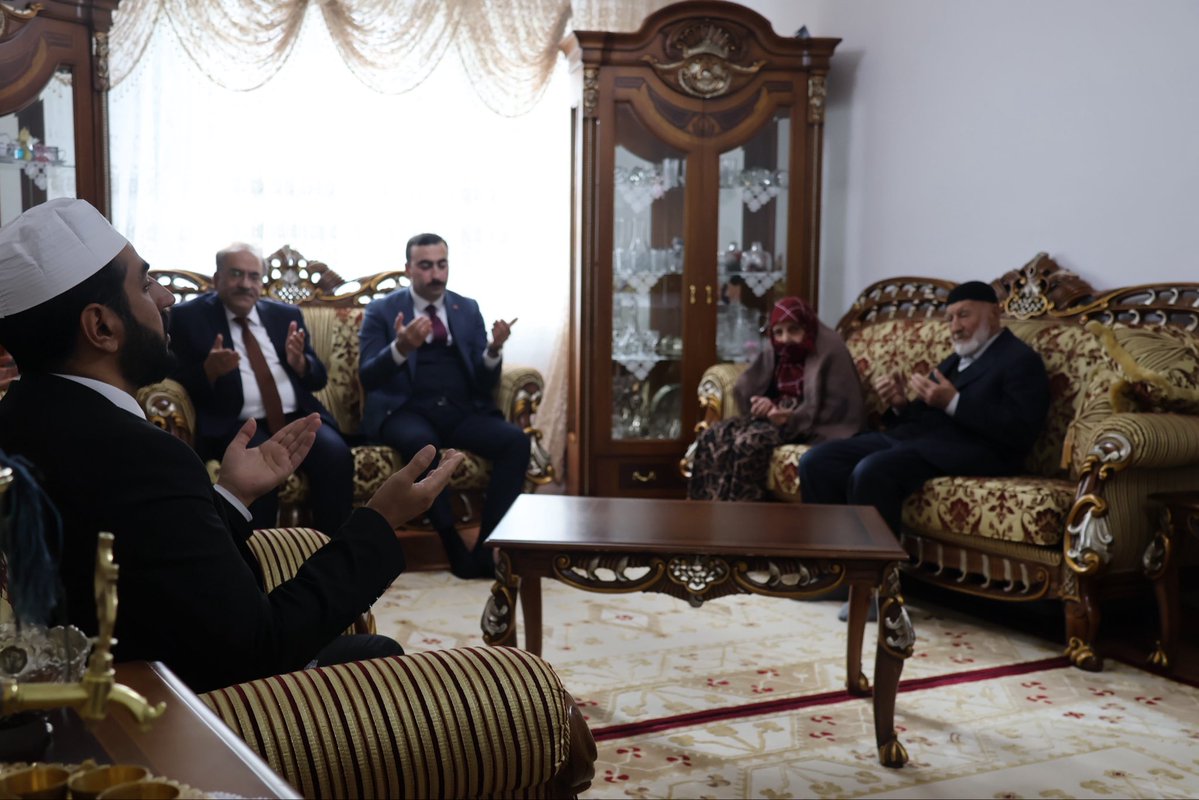 kaymakamlikcat's tweet photo. Kaymakamımız Erkan ŞAHİN, beraberinde Belediye Başkan Vekili Ahmet AKKAYA, İlçe Jandarma Komutanı Batuhan DURAN, İlçe Emniyet Müdür V. Başkomiser Resul DURSUN, İlçe Müftüsü Uğur İNCE, SYDV Müdür V. Yahya KURT, Tuzluca Mahalle Muhtarı Turgut KURT ve şehidimizin kıymetli ailesi ile şehadetinin yıl dönümü vesilesiyle kahraman şehidimiz Jandarma Er Hacı GÜNEŞ’i Tuzluca Mahallesi’ndeki kabri başında ziyaret etti. 

Kaymakamımız, bu ziyaretin akabinde şehidimizin emaneti kıymetli annesi ve babasının Erzurum’daki ikametlerine misafir oldu.
