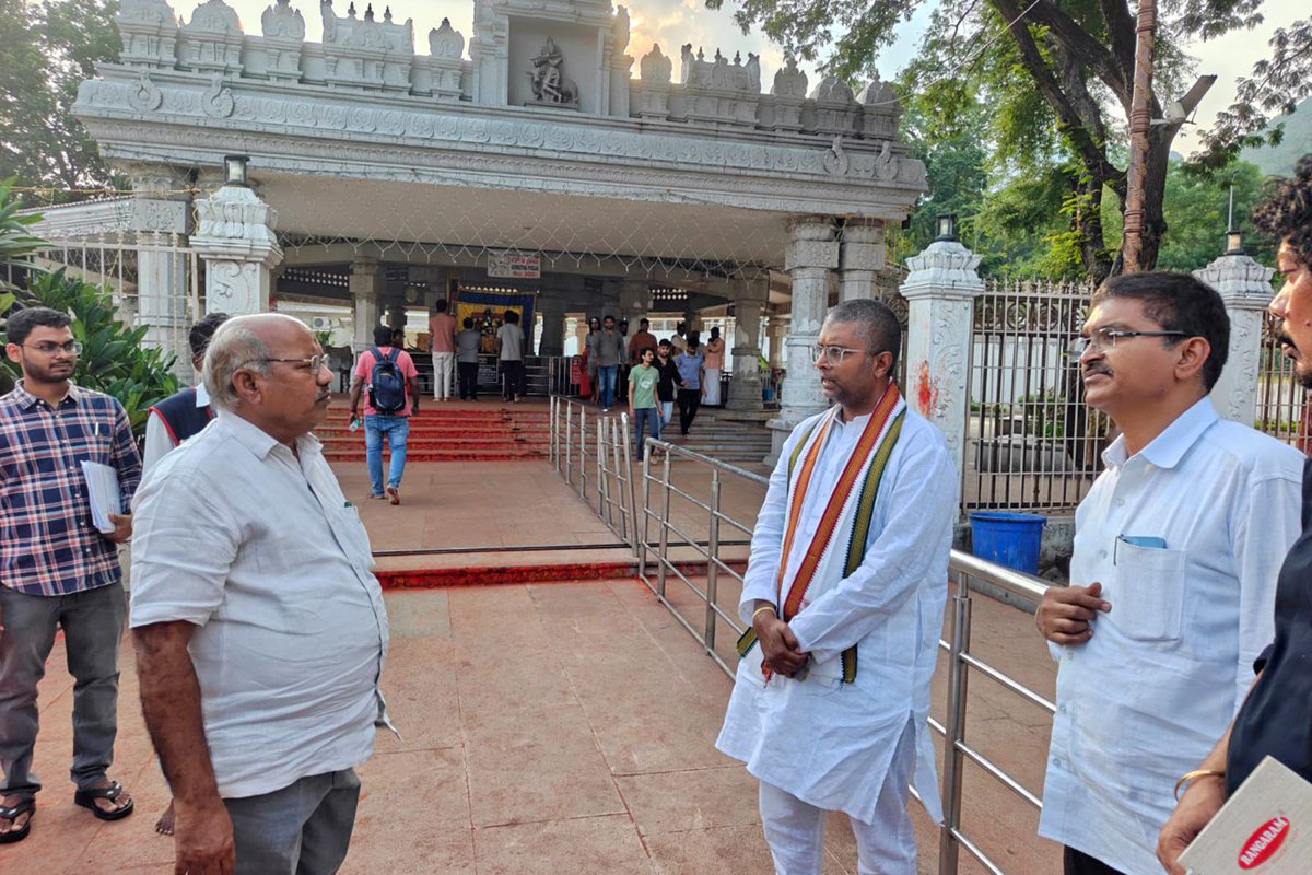 TTDevasthanams's tweet photo. గోవింద నామస్మరణతో అక్టోబర్ 03న పిండి దీప మహోత్సవం. టీటీడీ పరిపాలనా భవనం పరేడ్ మైదానం నుంచి అలిపిరి పాదాల మండపం వరకు శ్రీనివాస గోవింద పాదయాత్ర. భక్తుల కోసం పటిష్ట ఏర్పాట్లు.

#TTD #Tirumala #Govinda #TTDOfficialUpdates #Tirupati https://t.co/aSHOhYIXDJ
