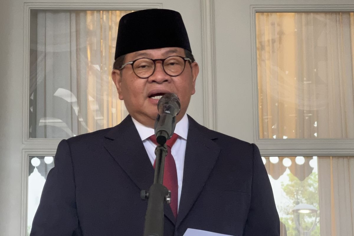 LambeSahamjja's tweet photo. pramono anung mulai siapin aturan buat transportasi udara, misalnya helikopter

idenya muncul setelah dia lihat di new york sudah ada aturan soal transportasi udara

menurut dia, cepat atau lambat jakarta sebagai kota besar bakal butuh ini

kenapa disiapin dari sekarang
dia gak mau aturannya baru diurus setelah transportasi udara sudah dibutuhkan

jadi izin dan perda-nya disiapin duluan

hubungannya sama transjakarta
lewat aturan baru, transjakarta diubah jadi perusahaan daerah (perseroda)

usahanya diperluas: gak cuma darat, tapi juga laut dan udara

urusan kapal ke kepulauan seribu bakal dipindah dari dishub ke transjakarta

transjakarta juga boleh bangun dan rawat sarana pendukung transportasi