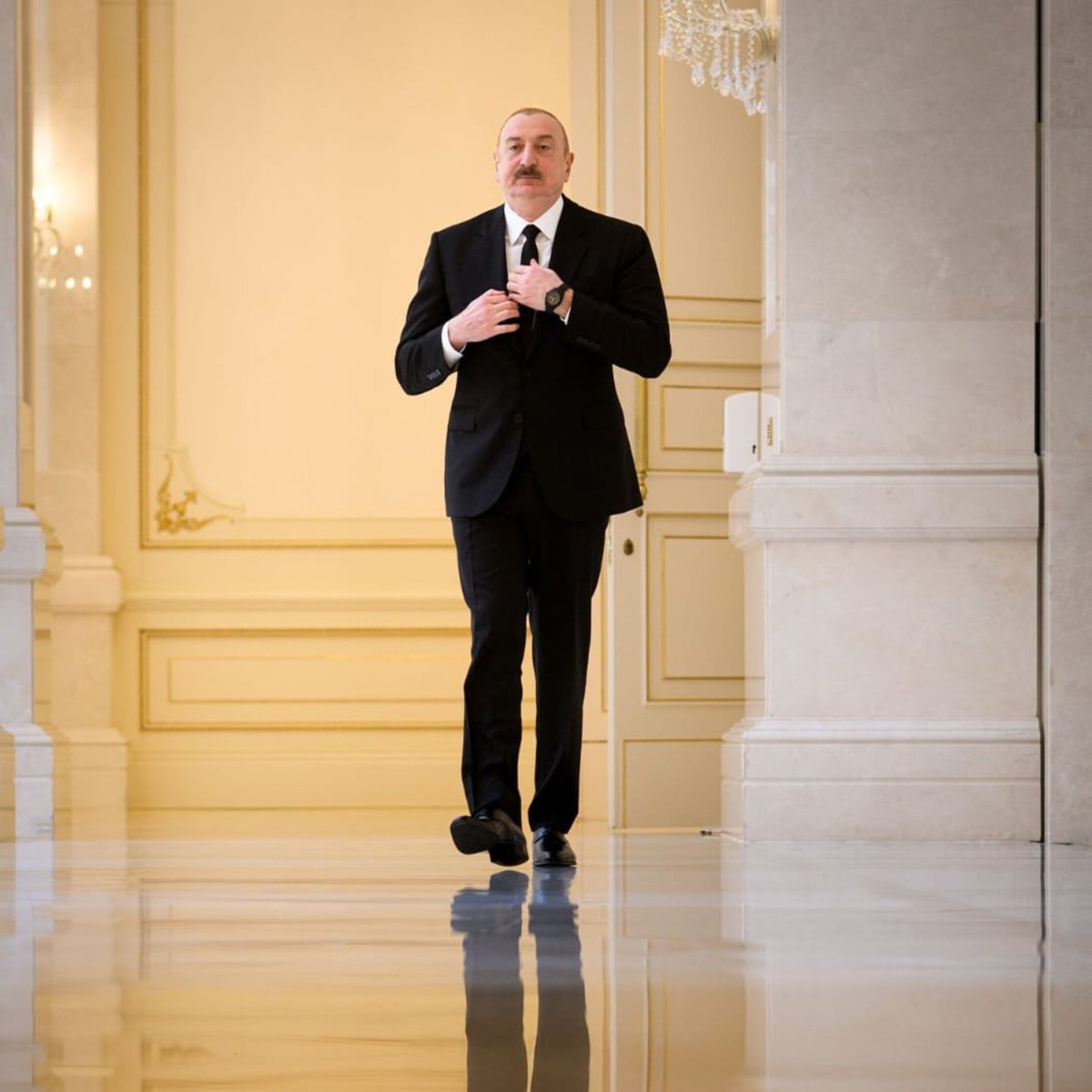 operativmedia's tweet photo. 🇦🇿 Azerbaycan Cumhurbaşkanı İlham Aliyev:

● İhtiyacımız olduğu zaman bize hiç kimse yardım etmedi.

● Bir milyon mültecimiz olduğu zaman hiç kimse bize yardım eli uzatmadı. Ne aldıysak kendi paramızla aldık.

● Buna tüm silahlarımız da dahil. Onları da dünya fiyatları üzerinden, son mermiye kadar kendi paramızla satın aldık.