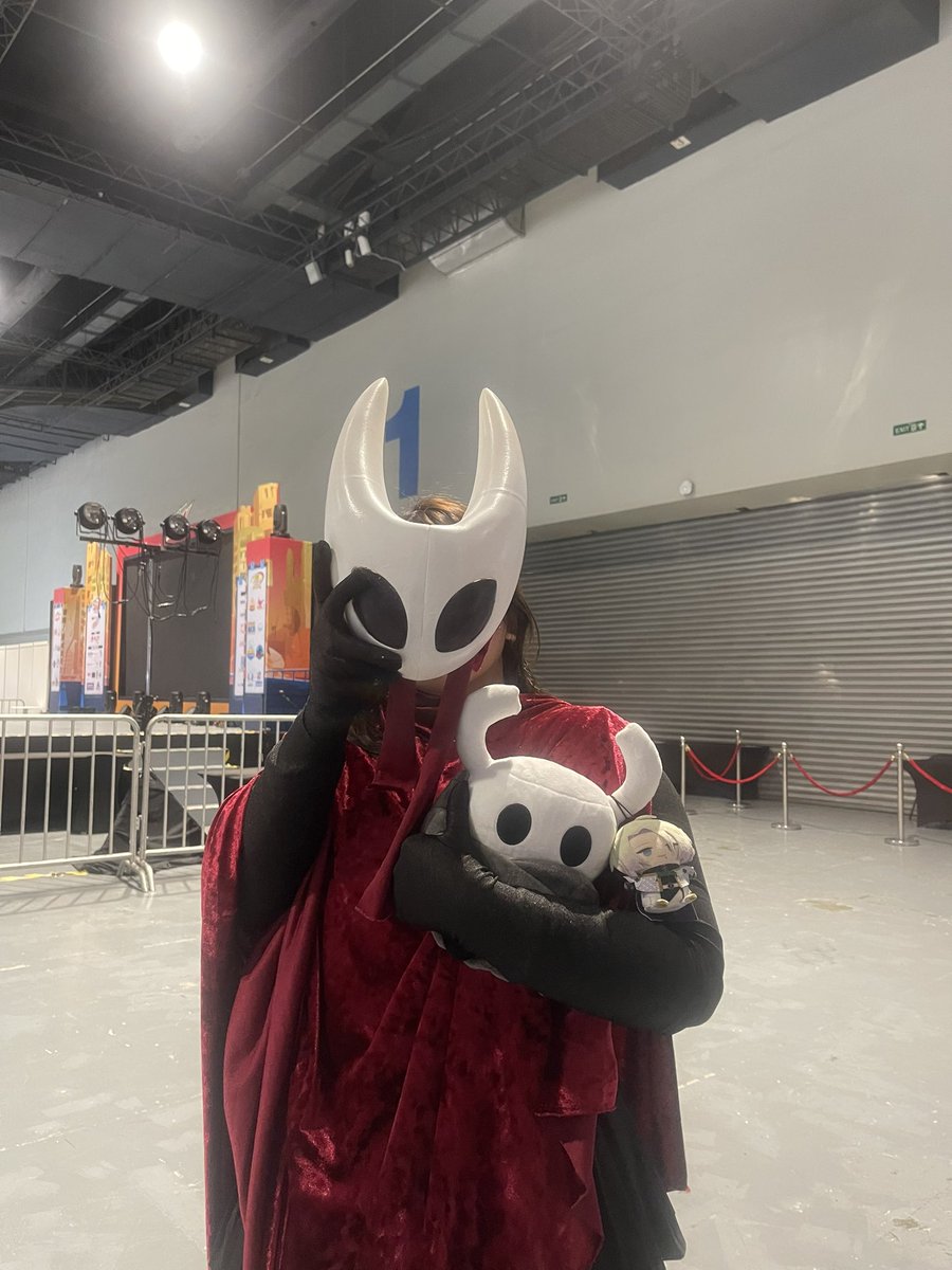 cl4wshi's tweet photo. so fomo in this year's cosmaniaaaaaAAAGHHHHHHH 

(this picture was from last year, peep the clawpe hanging on the knight) https://t.co/fdpTHqV7yY
