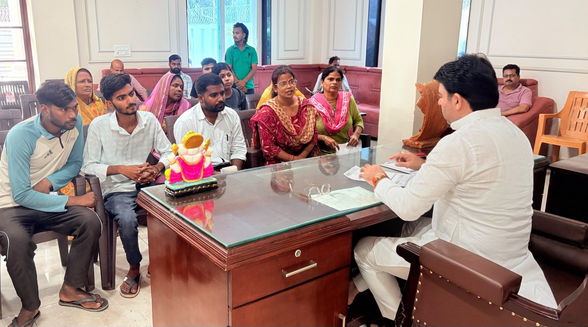 shalabhmani's tweet photo. जनता दर्शन… जनसेवा का संकल्प !!

प्रतिदिन की भांति आज पुनः देवरिया स्थित अपने आवास/जनसंपर्क कार्यालय "माँ सरस्वती सेवा सदन" पर जनता दर्शन के दौरान क्षेत्र से आए सम्मानित नागरिकों एवं कार्यकर्ता साथियों से आत्मीय भेंट कर उनकी समस्याओं, अपेक्षाओं एवं सुझावों को ध्यानपूर्वक सुना।

प्राप्त प्रकरणों के त्वरित एवं प्रभावी निस्तारण हेतु संबंधित अधिकारियों को आवश्यक निर्देश दिए।

जनता की सेवा, समस्याओं का समाधान और क्षेत्र का सतत विकास—यही हमारा संकल्प है।

आपका विश्वास और स्नेह ही हमारी सबसे बड़ी प्रेरणा है। 🙏

जय देवरिया 🚩