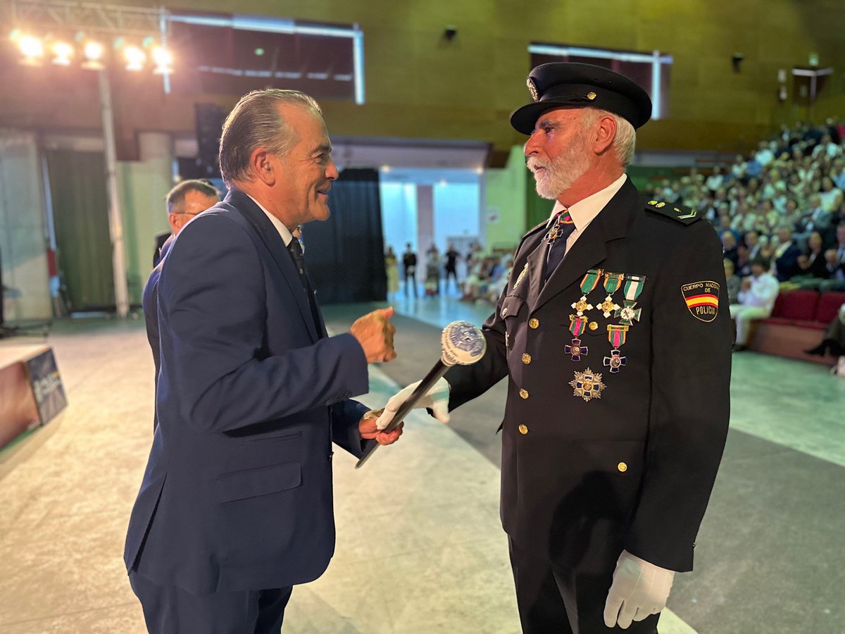 TalaveraAyto's tweet photo. El alcalde resalta que la coordinación de Policía Nacional y Local hace que “Talavera siga siendo una de las ciudades más seguras del país”

👉 https://t.co/CE5o6hrvKG https://t.co/GdecMnqYkG