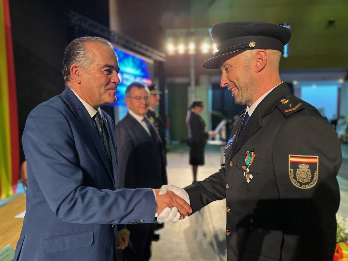 TalaveraAyto's tweet photo. El alcalde resalta que la coordinación de Policía Nacional y Local hace que “Talavera siga siendo una de las ciudades más seguras del país”

👉 https://t.co/CE5o6hrvKG https://t.co/GdecMnqYkG