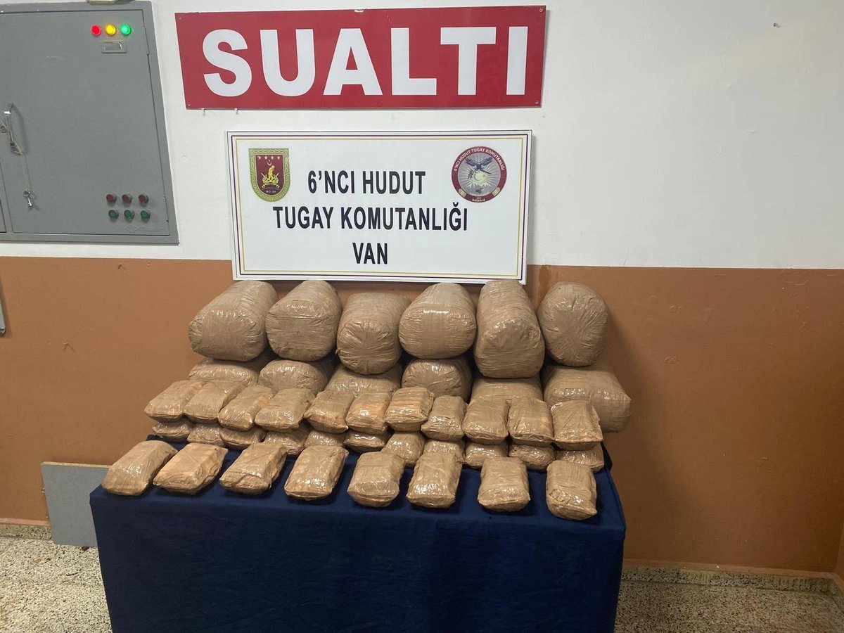 tcsavunma's tweet photo. Türk Silahlı Kuvvetlerimiz, hudutlarımızın güvenliğini muhafaza etmek ve yasa dışı faaliyetlere geçit vermemek adına yürüttüğü kararlı görevini azimle sürdürüyor.

Hudut Kartallarımız, Van hudut hattında icra ettiği arama tarama faaliyeti kapsamında 516.727 gram uyuşturucu madde ele geçirdi.

Ele geçirilen uyuşturucu madde, Başkale İlçe Jandarma Komutanlığına teslim edildi.

#MillîSavunmaBakanlığı