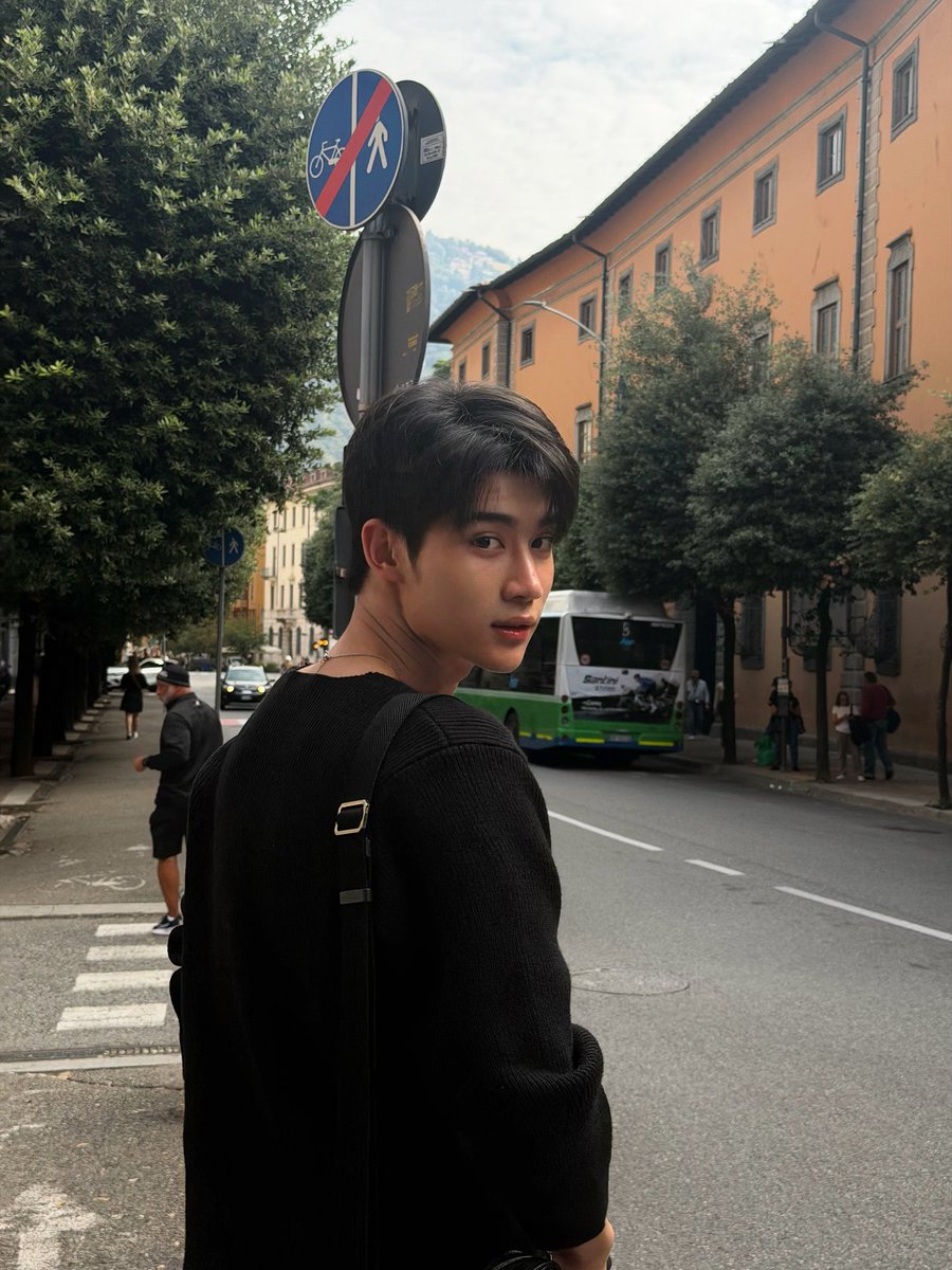 daflsum's tweet photo. รุ่นนี้เดินสวนหันคอเคล็ดนะ อิตาลีน่ารักจังค้าฟ https://t.co/ffyMZjZ8N3