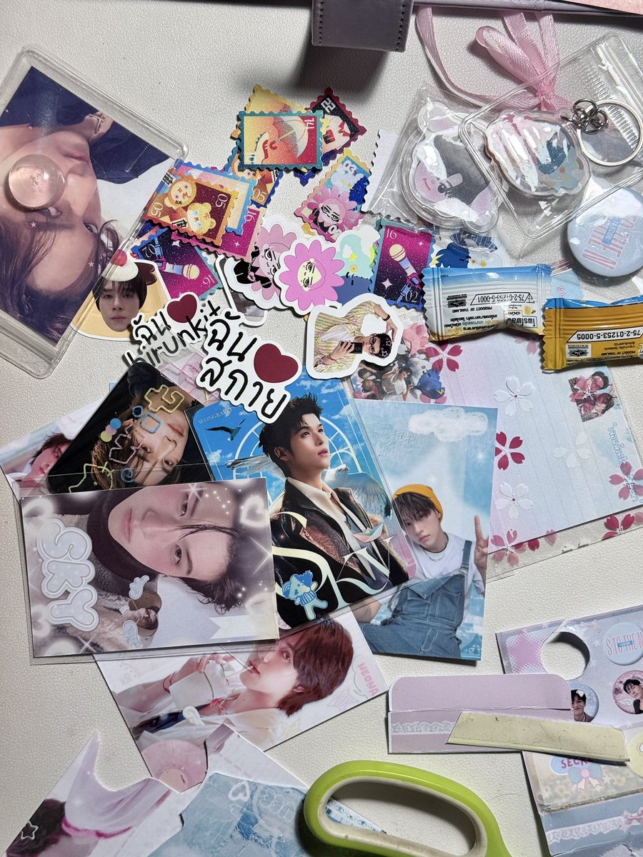 kimman00n's tweet photo. จั๊นมีความสุขที่ได้ตัดแปะ giveaways ที่ทุกคนตั้งใจยัดใส่มือจริง ๆ

( 🪎 #skynani #skynanistothenfancon ) https://t.co/aMTYxDD7CO