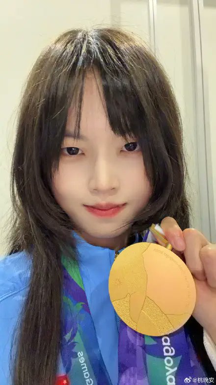 zhao_dashuai's tweet photo. Chinese e-sports gold medalist Mu Xinyue at the 2026 Asian games.

I still find it hilarious how gamer girls are competing in the same sporting event as athletes. https://t.co/P2QeUgS1e1