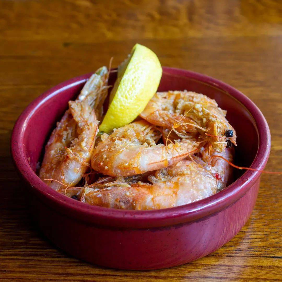 IldaRhscg's tweet photo. Ayer probé las tapas de gambas en ese pequeo bar de la plaza! Jugosas, con ajo y un toque de limón, la mejor comida que he tenido esta semana! https://t.co/QSs3LtN0HZ