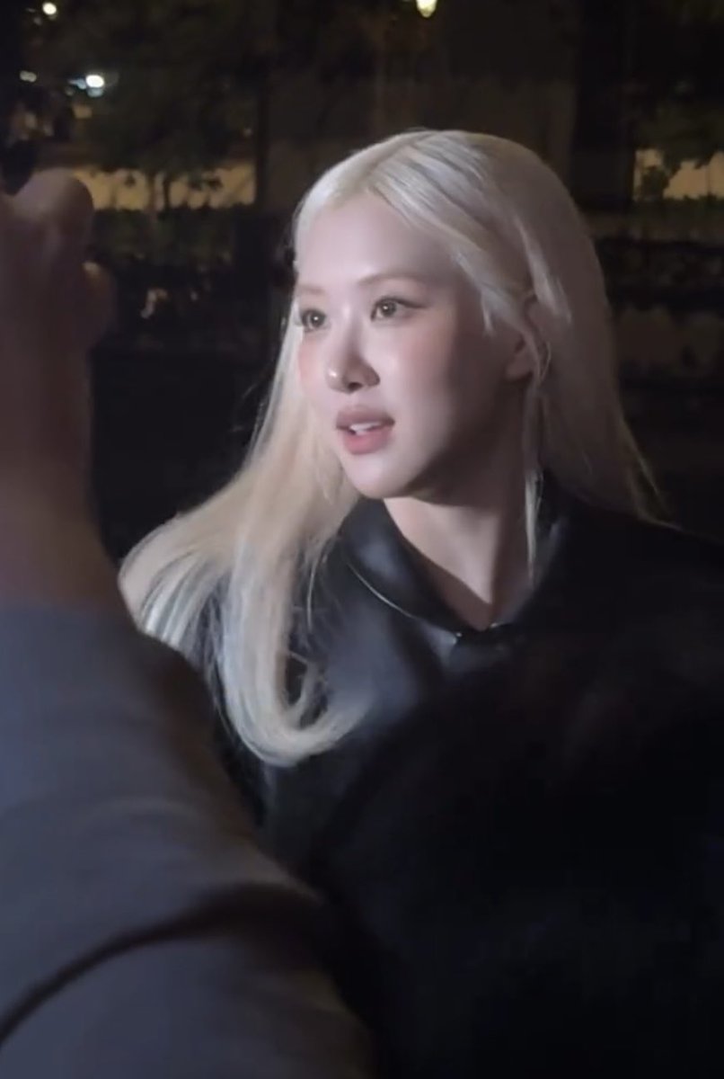 nogrosie_anya's tweet photo. THE SIDE PROFILE!!? absolutely flawless 😭

#ROSÉ #SaintLaurent
#ParisFashionWeek @YSL https://t.co/Vyt9yFEvx2