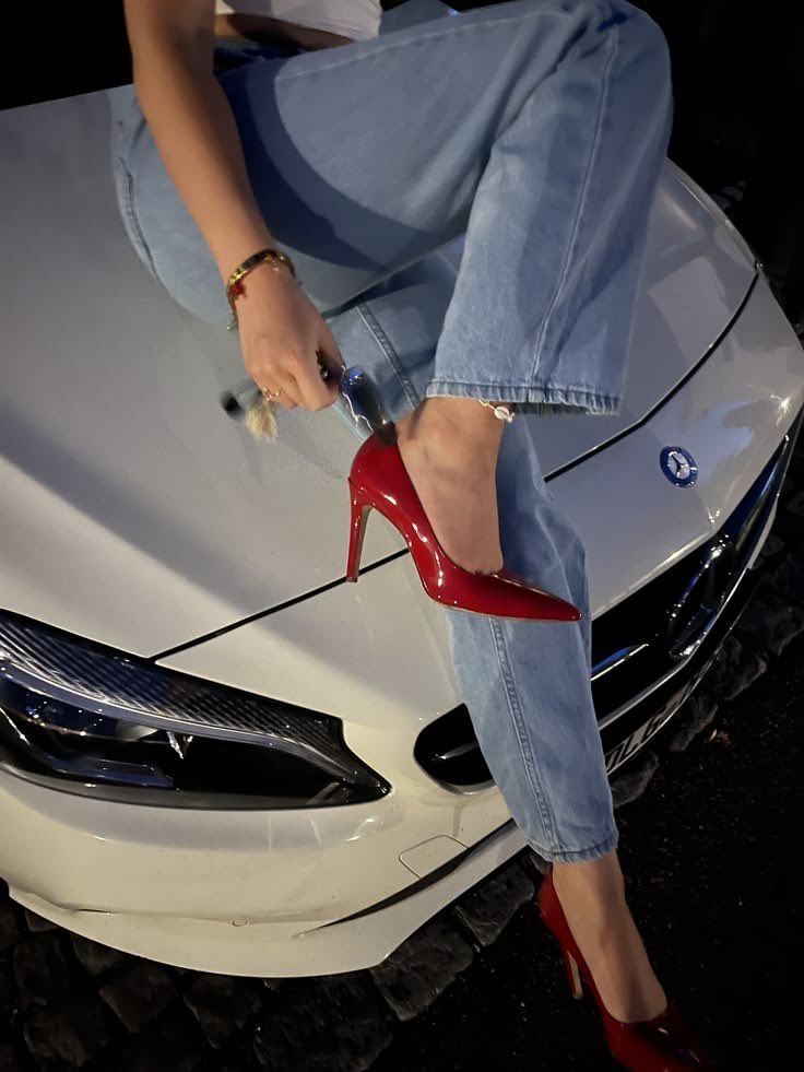 emilysterlings_'s tweet photo. heels on denim 👌 https://t.co/2epeoYo8YU