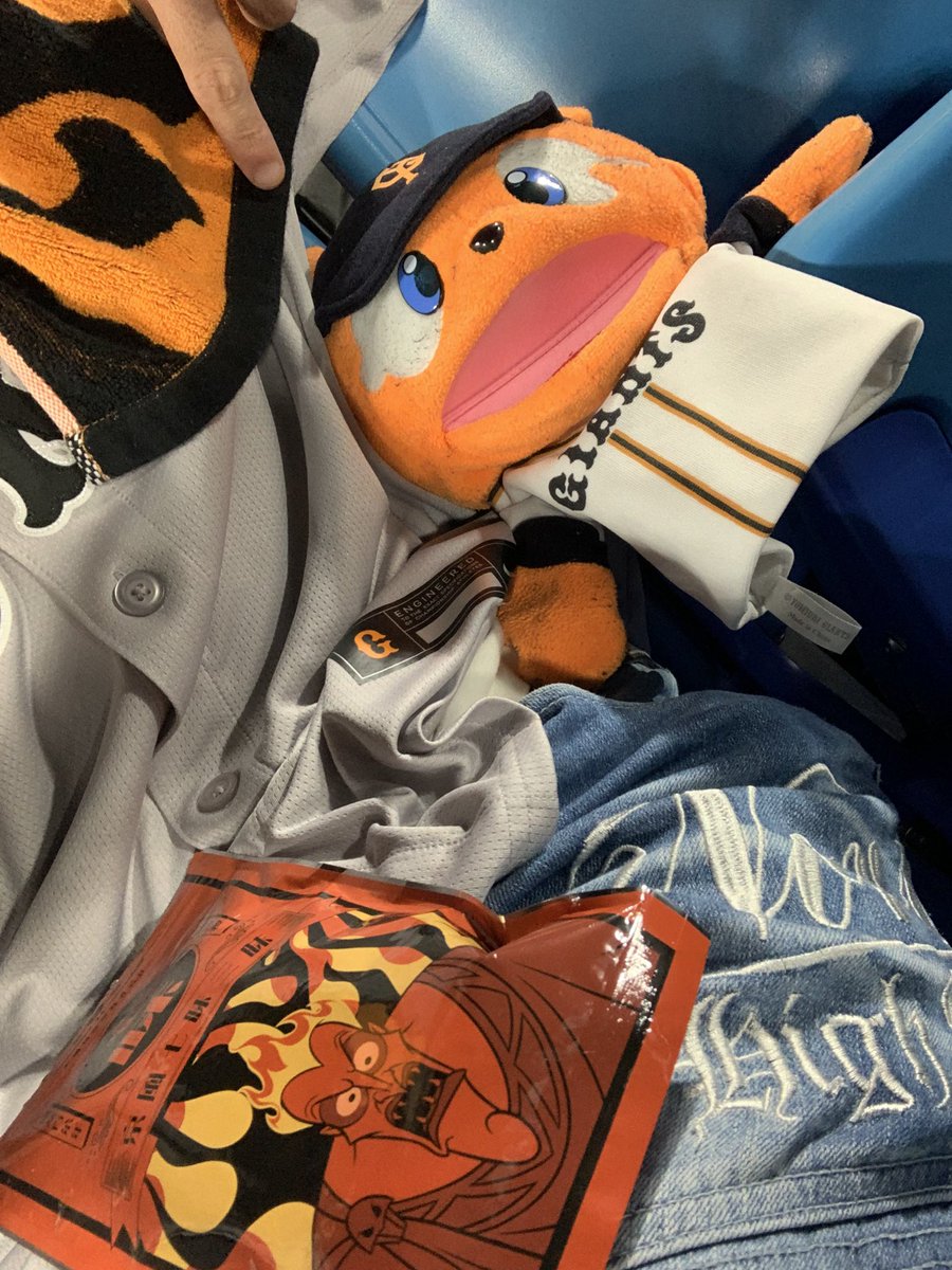 Namepooh_'s tweet photo. 現地最後はヒット2本だけ 1本はリチャードのホームランその1点だけ…8回なんであんな打たれるの、ってかジャイアンツ打てなさすぎる…
今シーズン人生初めて来た神宮球場に3回来て全負け…勝ち試合を現地で見れなかった…

とりあえず優勝諦めたくはないが、、、多分厳しいな https://t.co/e95Hyyw6TO