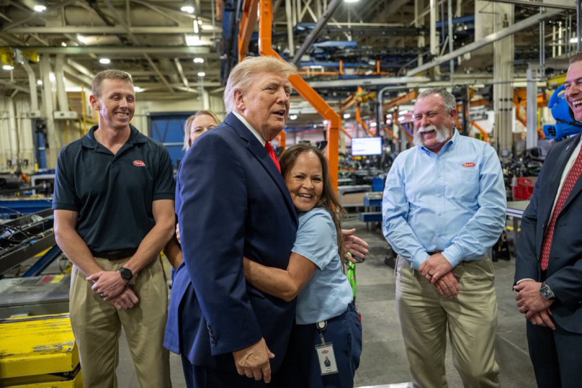 StephenMoore_11's tweet photo. HARDWORKING AMERICAN WORKERS ❤️ PRESIDENT TRUMP! https://t.co/l8KgEeGyC8