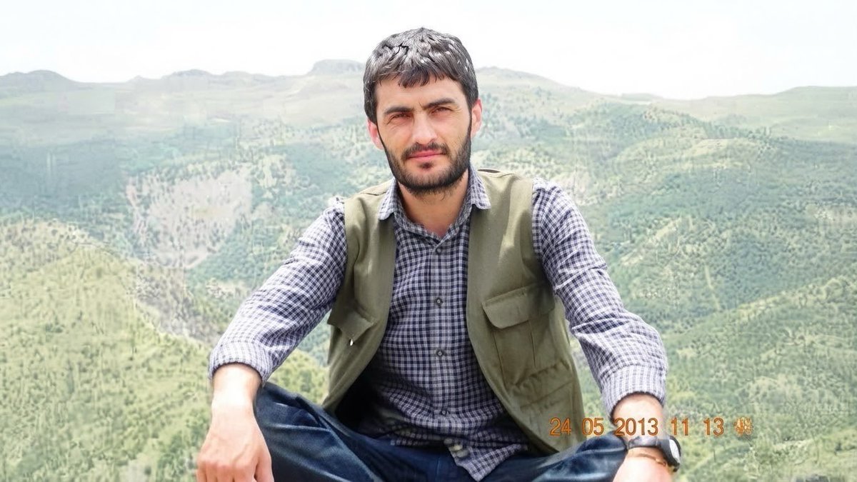 DemGencResmi's tweet photo. 3 Ekim 2015'de Şirnex’te sokağa çıkma yasakları döneminde 28 kurşunla 24 yaşındaki Hacı Lokman Birlik katledildi. Bedeni akrep tipi zırhlı polis aracının arkasına bağlanarak, kent merkezinde bulunan Mehmet İşler Karakolu'na kadar yerde sürüklendi. İnsanlığın yerde sürüklenmesinin üzerinden 11 yıl geçmesine rağmen sorumlular hakkında etkin bir soruşturma yürütülmedi. 

Barış ve Demokratik Toplum sürecinden geçtiğimiz bugünlerde kalıcı bir barıştan bahsetmek  tarihsel bir yüzleşmeyle mümkün olacaktır . Bizler failler yargılanana , sorumlular cezalandırılana kadar mücadele edecek; katledilen bütün yoldaşlarımızın özgür yaşama olan inancını  gençlik mücadelemizde  büyüterek , demokratik özgür yaşamı inşa edeceğiz.