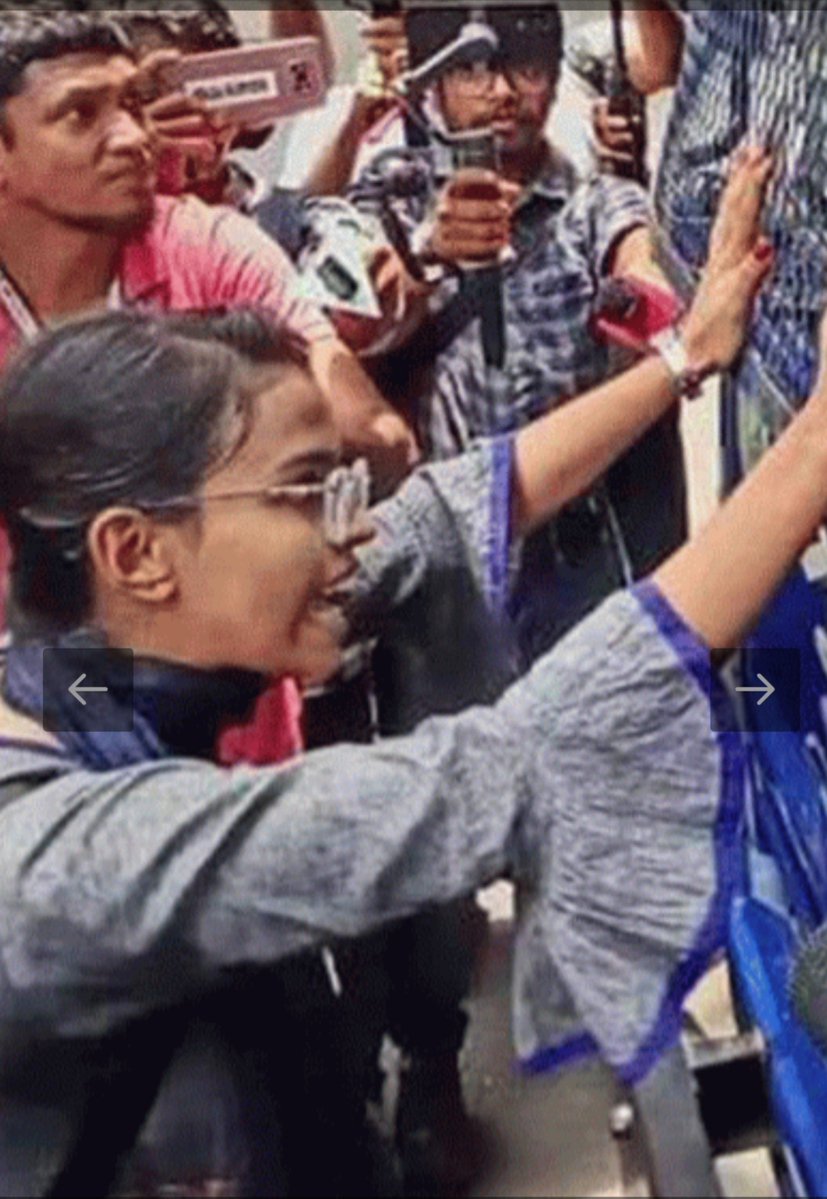 omiverseglobal's tweet photo. Just wath all three video: Girl stopped Police VAN
Nusrat Jahan stood in front of a police van in Dhaka in 2024. Rhiya Ahir copied it in Mumbai in July. Today some girl tried the same thing on a tourist bus at Jantar Mantar.

Same pose, same phones out, same I just did something historic face. Template is public now. Next city, NEXT GIRL...

Just listen to the last video commentry 😂 

DHAKA--------MUMBAI--------DELHI