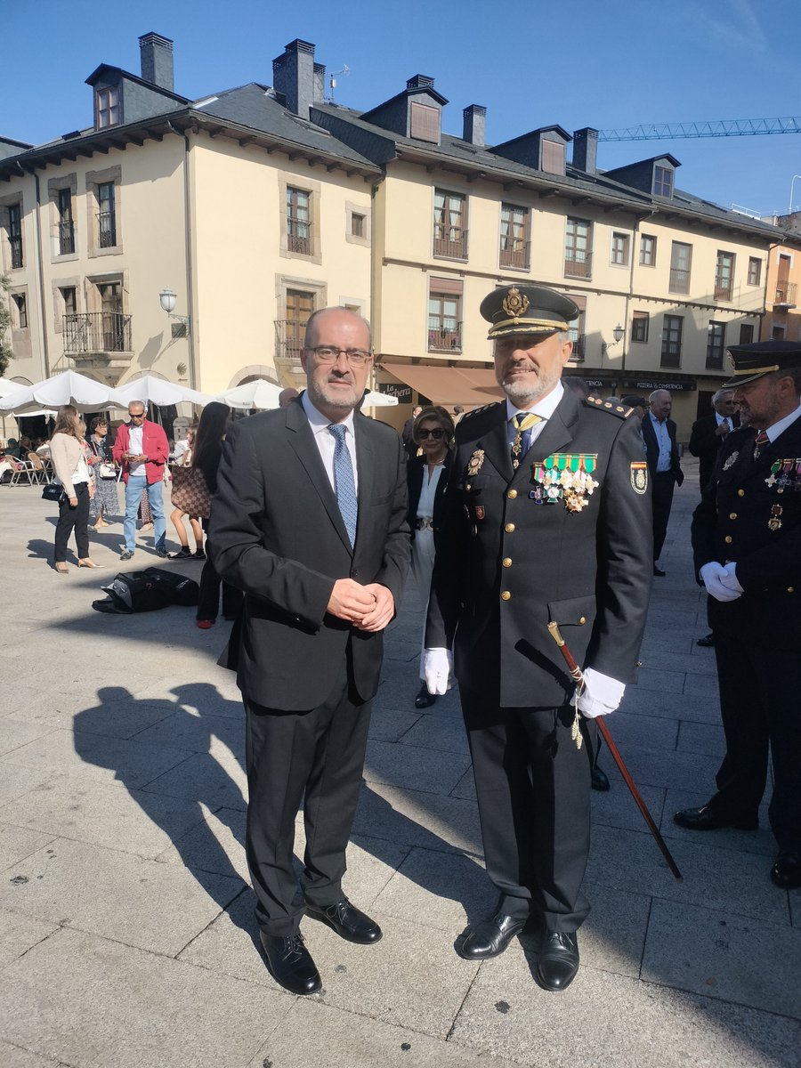 AytoPonferrada's tweet photo. 👮🏽‍♀️Día de la @Policianacional de #Ponferrada en honor a su patrón, los Ángeles Custodios.
Tanto el alcalde, @MoralaMarco , como el comisario, Roberto Morán, destacaron la seguridad de nuestra ciudad, recordaron a los que ya no están y felicitaron a todo el cuerpo por su dedicación https://t.co/RmBMPpzv5K