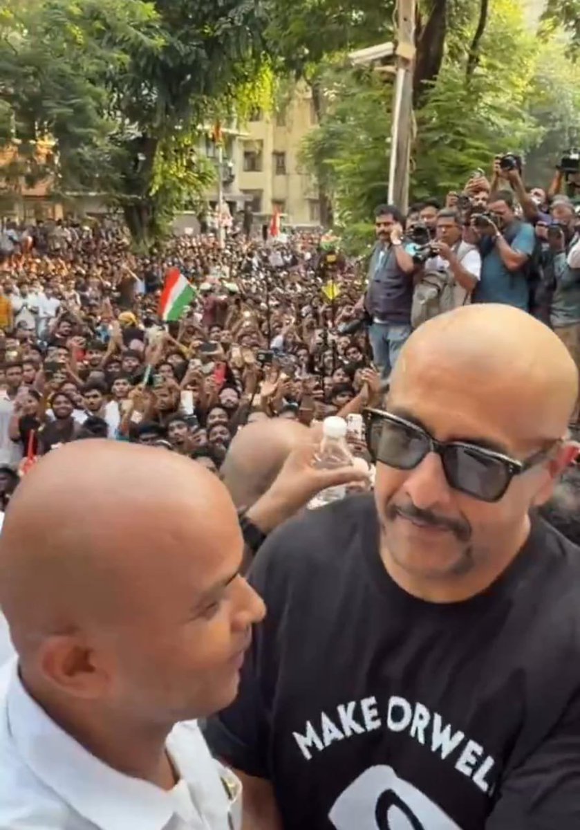 JaikyYadav16's tweet photo. CJP के मुंबई प्रोटेस्ट को अब बॉलीवुड का समर्थन मिलना शुरू हो गया है।

मुंबई के इस प्रोटेस्ट में बकायदा मंच बना है, माइक की भी अच्छी व्यवस्था है फिलहाल वहां हजारों की भीड़ है।

मंच पर सौरव दास, आशुतोष रांका अभिजीत दीपके और पूरी CJP टीम मौजूद है।

बॉलीवुड के कई छोटे बड़े कलाकार इस प्रोटेस्ट में शामिल हो रहे हैं, 

कुछ समय पहले इस प्रोटेस्ट के समर्थन में नसीरुद्दीन शाह और विशाल ददलानी वहां पहुंचे हैं।

धीरे धीरे मुंबई की पूरी एंटी BJP लॉबी प्रोटेस्ट के समर्थन में देखने को मिलेगी।