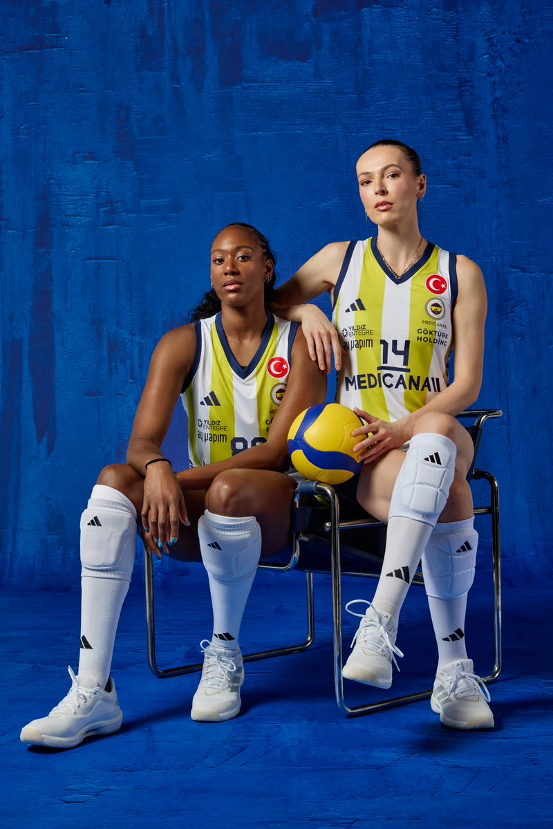 FBvoleybol's tweet photo. Her sette aynı coşku, her sayıda aynı mücadele. 

Fenerbahçe Voleybol 26/27 Kadın Beyaz formasını keşfet.​  

#BuFormaFenerbahçedenYapıldı https://t.co/lzEmYUaWra