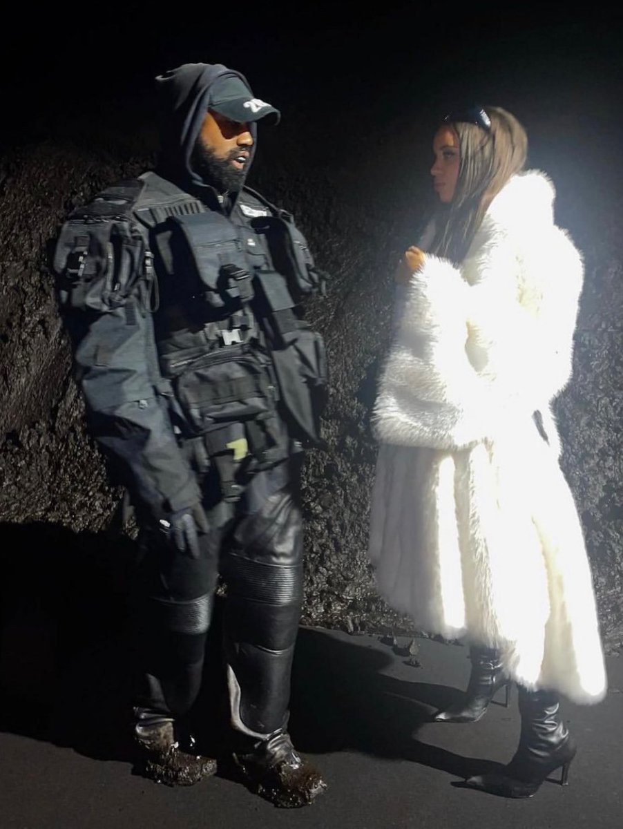 yeunrlsd's tweet photo. ON THIS DAY, 4 YEARS AGO:

Ye for Balenciaga SS23 (Paris Fashion Week)

Easily one of the Ye's hardest fit this decade btw https://t.co/Y3bE0jhtE1