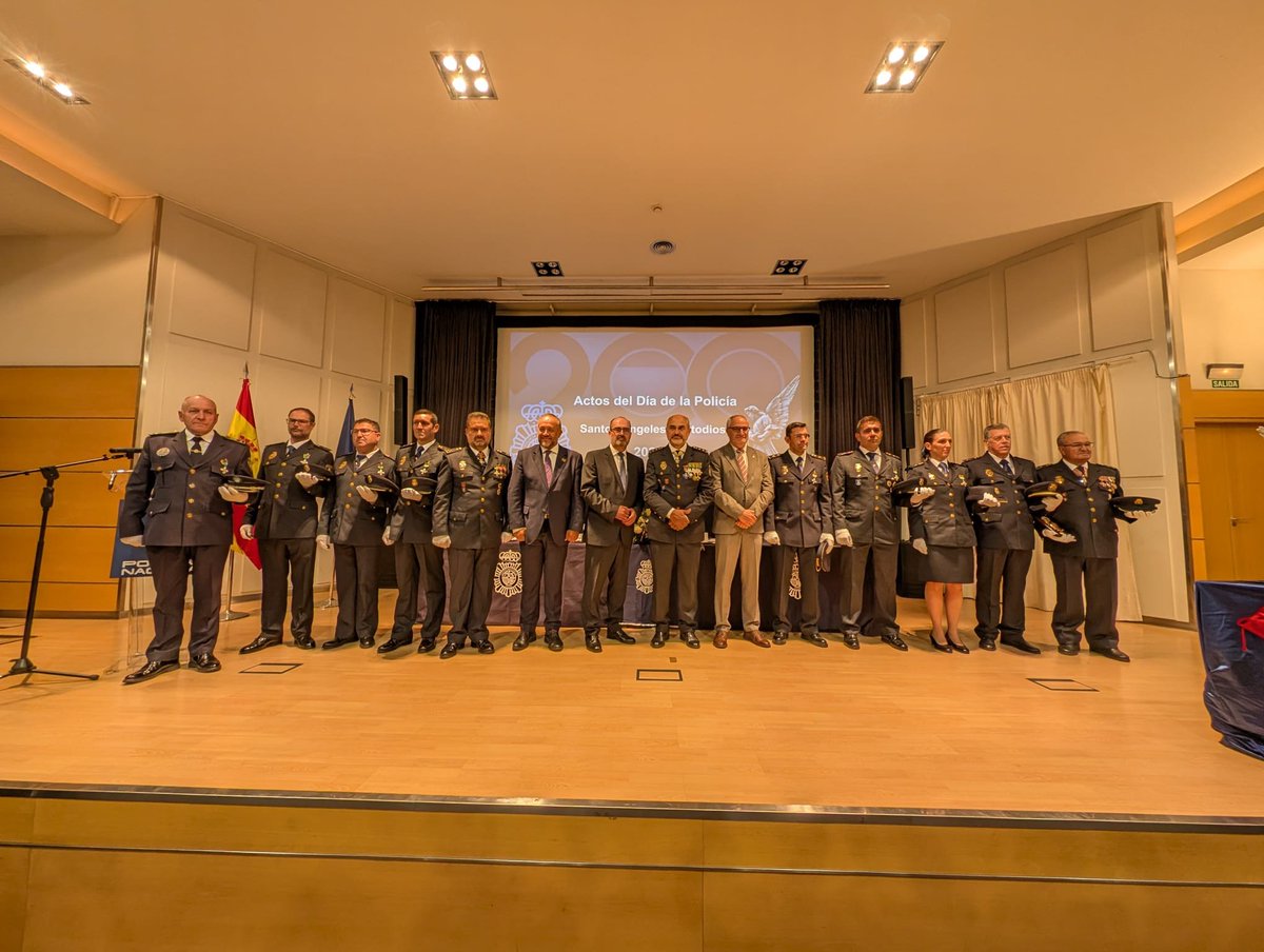 AytoPonferrada's tweet photo. 👮🏽‍♀️Día de la @Policianacional de #Ponferrada en honor a su patrón, los Ángeles Custodios.
Tanto el alcalde, @MoralaMarco , como el comisario, Roberto Morán, destacaron la seguridad de nuestra ciudad, recordaron a los que ya no están y felicitaron a todo el cuerpo por su dedicación https://t.co/RmBMPpzv5K