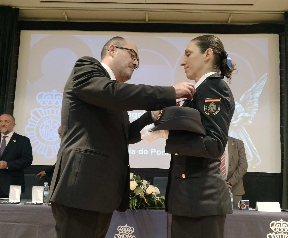 AytoPonferrada's tweet photo. 👮🏽‍♀️Día de la @Policianacional de #Ponferrada en honor a su patrón, los Ángeles Custodios.
Tanto el alcalde, @MoralaMarco , como el comisario, Roberto Morán, destacaron la seguridad de nuestra ciudad, recordaron a los que ya no están y felicitaron a todo el cuerpo por su dedicación https://t.co/RmBMPpzv5K
