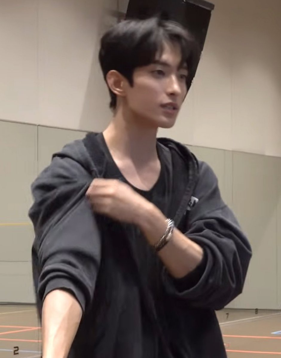 renebee__'s tweet photo. ⚔️Kamu yang namanya Hong Jisoo?
🦌Iya. Lo siapa?
⚔️Saya Lee Seokmin, calon suami kamu
🦌Najis. Gue nggamau nikah sama cowok jelek ceking kayak lo
⚔️Papa kamu suruh saya ajak kamu jalan hari ini. Kamu mau ganti baju dulu, atau...
🦌Gue nggamau jalan sama lo
⚔️Oke, kita langsung- https://t.co/ZVxY2m4I1R