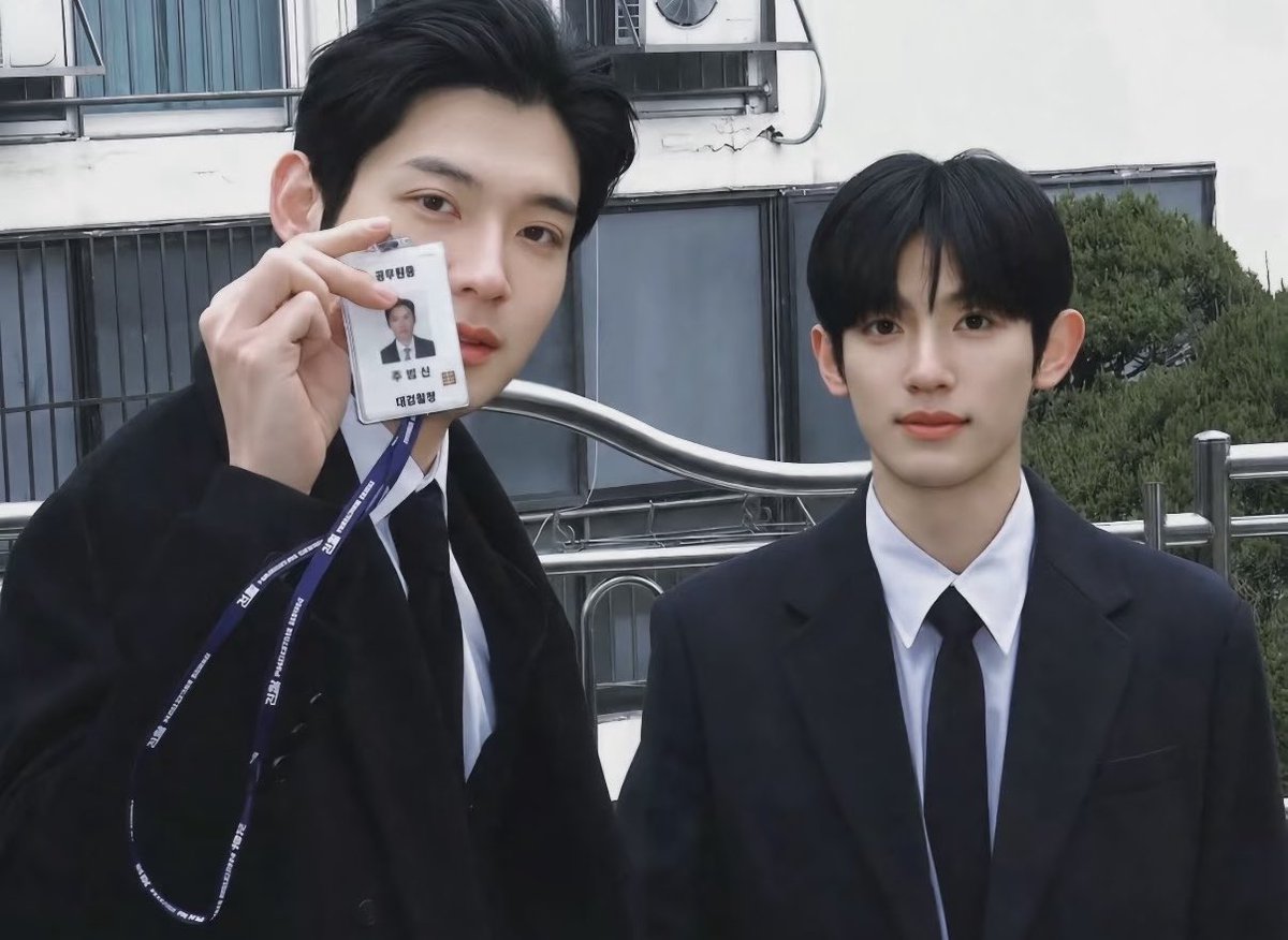 jangyeong4's tweet photo. Pour Toujours, an eternal promise. Yoonsik and Siwoo head to Paris Fashion Week side by side.
푸르투주르, 영원한 약속. 윤식과 시우가 나란히 파리 패션위크로 향합니다.
#YOONSIKSIWOOPFWSS27
YOONSIK SIWOO Pour Toujours https://t.co/E6Htyxe9Fi