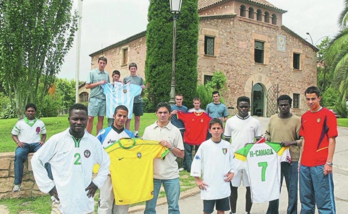 Barca_Archive's tweet photo. Lionel Messi alongside the foreign residents of La Masia during the 2001/02 season. https://t.co/hOaCEaIOLE