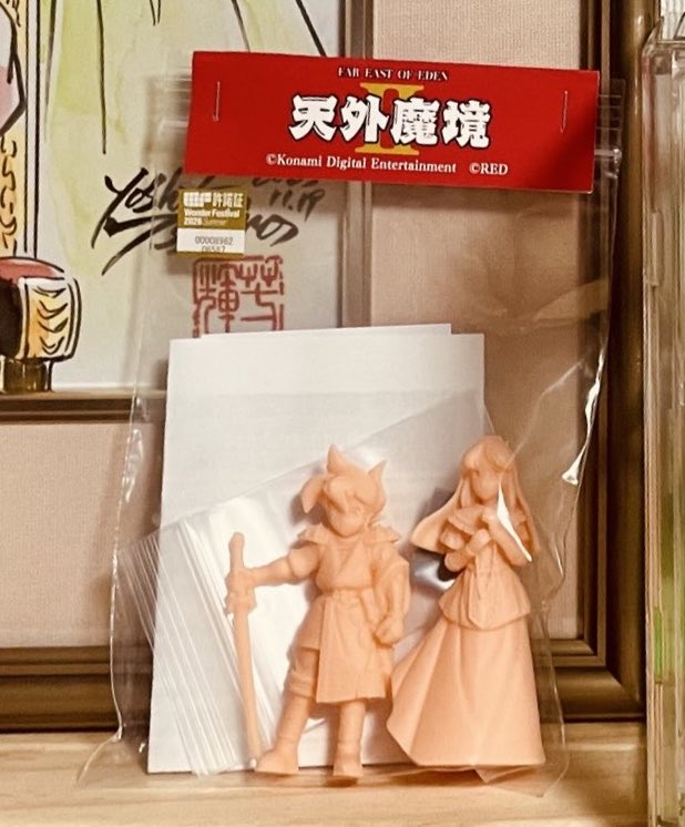 keikey1225's tweet photo. ダイソーの「おもちゃパッケージ風キーホルダー」を買ってみた。斬新✨
パッケージが硬く丈夫👍
試しにこないだワンフェスで買った天外魔境IIの卍丸と絹を使ってなんとなく作ってみたらメチャイイッ✨🤩 https://t.co/2TDlayWQeT