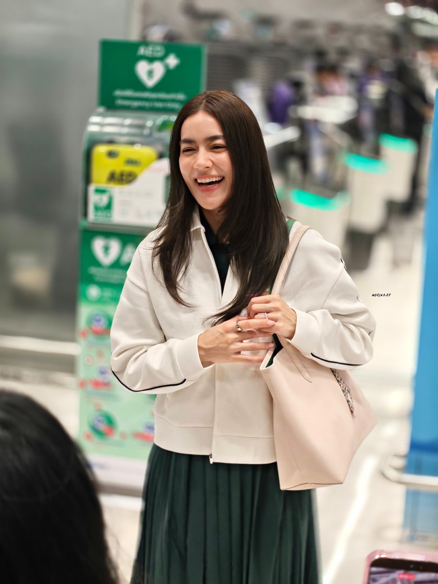 morina_ef's tweet photo. สวยสร้างเรื่องสุดๆ! พี่คิมเบอร์ลี่กับ Airport Look สบายๆ เตรียมเช็กอินปารีสกับ Lacoste เลยจ้า 🐊 ✨ ✈️

#คิมเบอร์ลี่ #kimmy_kimberley https://t.co/ewrNlEYpz5