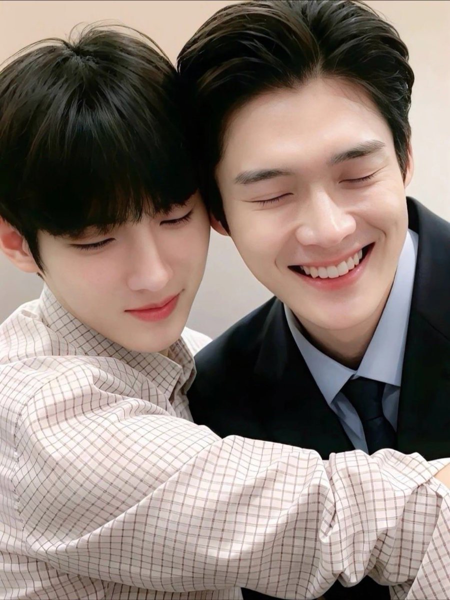 Qianyun_ya's tweet photo. 金允植像未熄的烟，朴时宇像突然开窗的风，巴黎秋天被他们演成续集开头。

#YOONSIKSIWOOPFWSS27
YOONSIK SIWOO Pour Toujours https://t.co/xDAv00UhAA